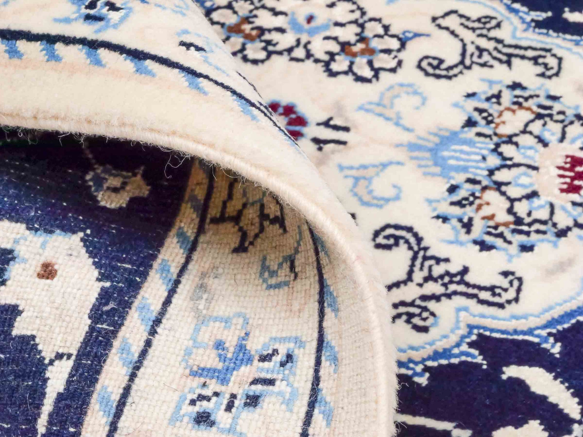 Handgeknüpfter Nain 9La Perserteppich von Khademi aus Wolle mit Seide, blau, weiß. Persischer Orientteppich mit Medaillon. Von Hand geknüpft in Iran / Persien. Größe: 100 cm x 60 cm. Teppichnummer: SB3-1010. Verkauf durch Jupiter Intl.
