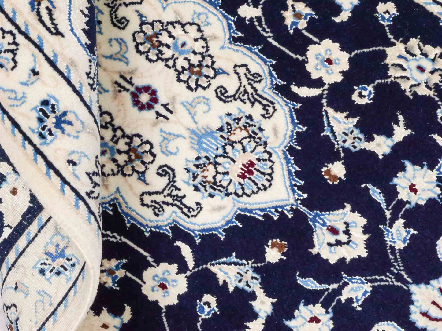 Handgeknüpfter Nain 9La Perserteppich von Khademi aus Wolle mit Seide, blau, weiß. Persischer Orientteppich mit Medaillon. Von Hand geknüpft in Iran / Persien. Größe: 100 cm x 60 cm. Teppichnummer: SB3-1010. Verkauf durch Jupiter Intl.