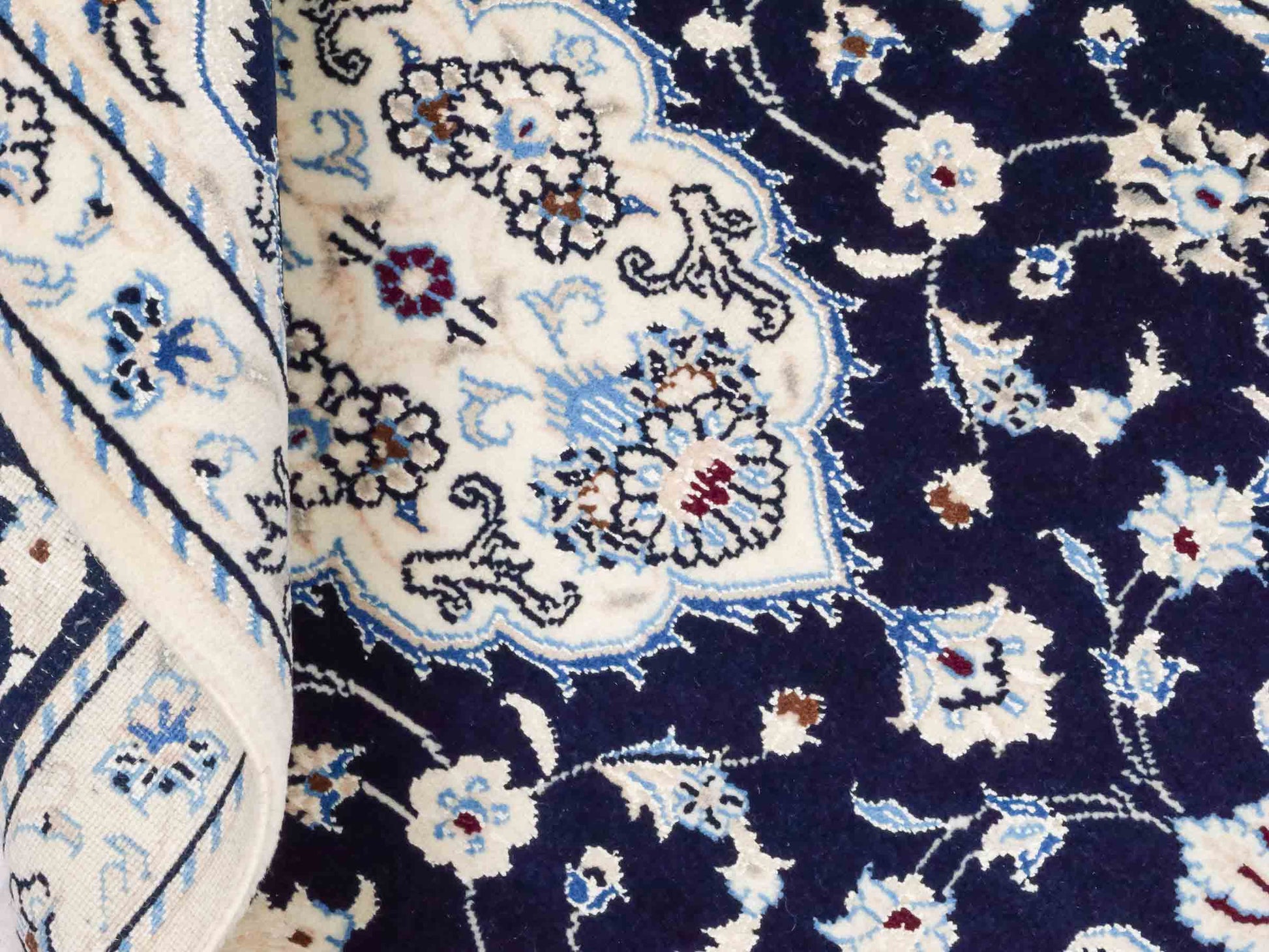 Handgeknüpfter Nain 9La Perserteppich von Khademi aus Wolle mit Seide, blau, weiß. Persischer Orientteppich mit Medaillon. Von Hand geknüpft in Iran / Persien. Größe: 100 cm x 60 cm. Teppichnummer: SB3-1010. Verkauf durch Jupiter Intl.