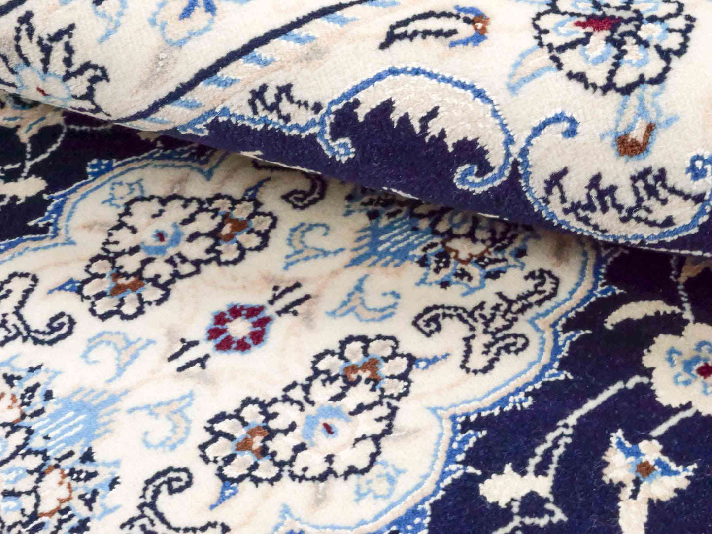 Handgeknüpfter Nain 9La Perserteppich von Khademi aus Wolle mit Seide, blau, weiß. Persischer Orientteppich mit Medaillon. Von Hand geknüpft in Iran / Persien. Größe: 100 cm x 60 cm. Teppichnummer: SB3-1010. Verkauf durch Jupiter Intl.