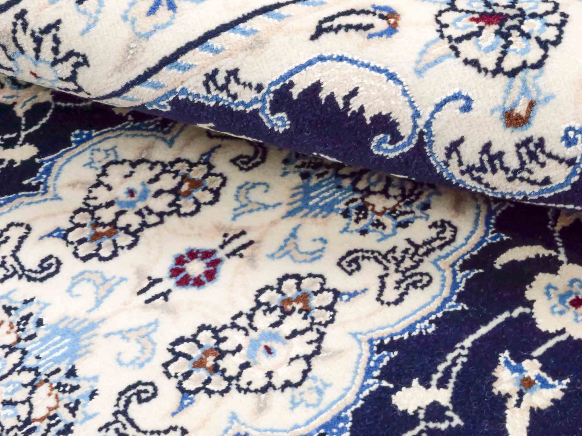 Handgeknüpfter Nain 9La Perserteppich von Khademi aus Wolle mit Seide, blau, weiß. Persischer Orientteppich mit Medaillon. Von Hand geknüpft in Iran / Persien. Größe: 100 cm x 60 cm. Teppichnummer: SB3-1010. Verkauf durch Jupiter Intl.