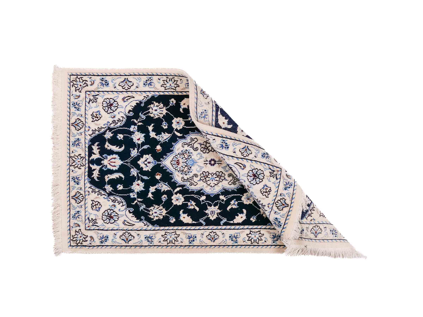 Handgeknüpfter Nain 9La Perserteppich von Khademi aus Wolle mit Seide, blau, weiß. Persischer Orientteppich mit Medaillon. Von Hand geknüpft in Iran / Persien. Größe: 100 cm x 60 cm. Teppichnummer: SB3-1010. Verkauf durch Jupiter Intl.