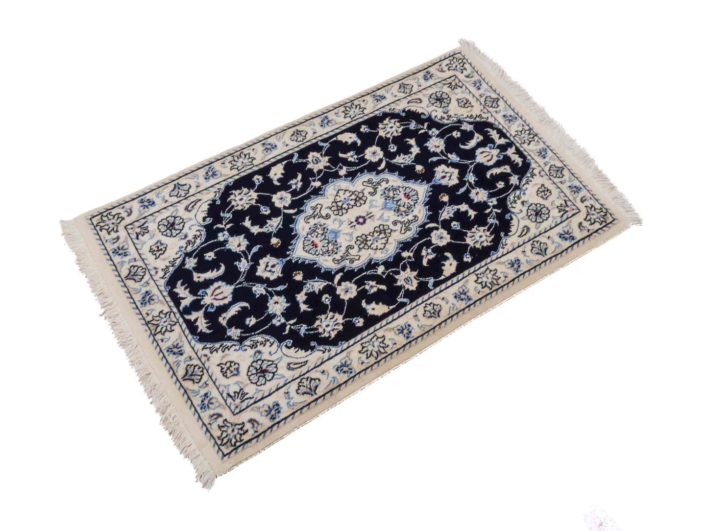 Handgeknüpfter Nain 9La Perserteppich von Khademi aus Wolle mit Seide, blau, weiß. Persischer Orientteppich mit Medaillon. Von Hand geknüpft in Iran / Persien. Größe: 100 cm x 60 cm. Teppichnummer: SB3-1010. Verkauf durch Jupiter Intl.