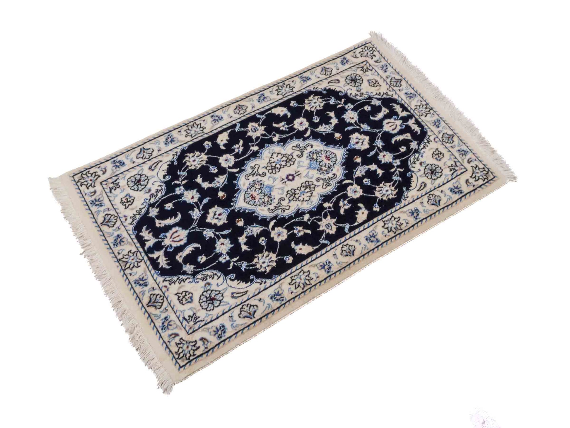 Handgeknüpfter Nain 9La Perserteppich von Khademi aus Wolle mit Seide, blau, weiß. Persischer Orientteppich mit Medaillon. Von Hand geknüpft in Iran / Persien. Größe: 100 cm x 60 cm. Teppichnummer: SB3-1010. Verkauf durch Jupiter Intl.