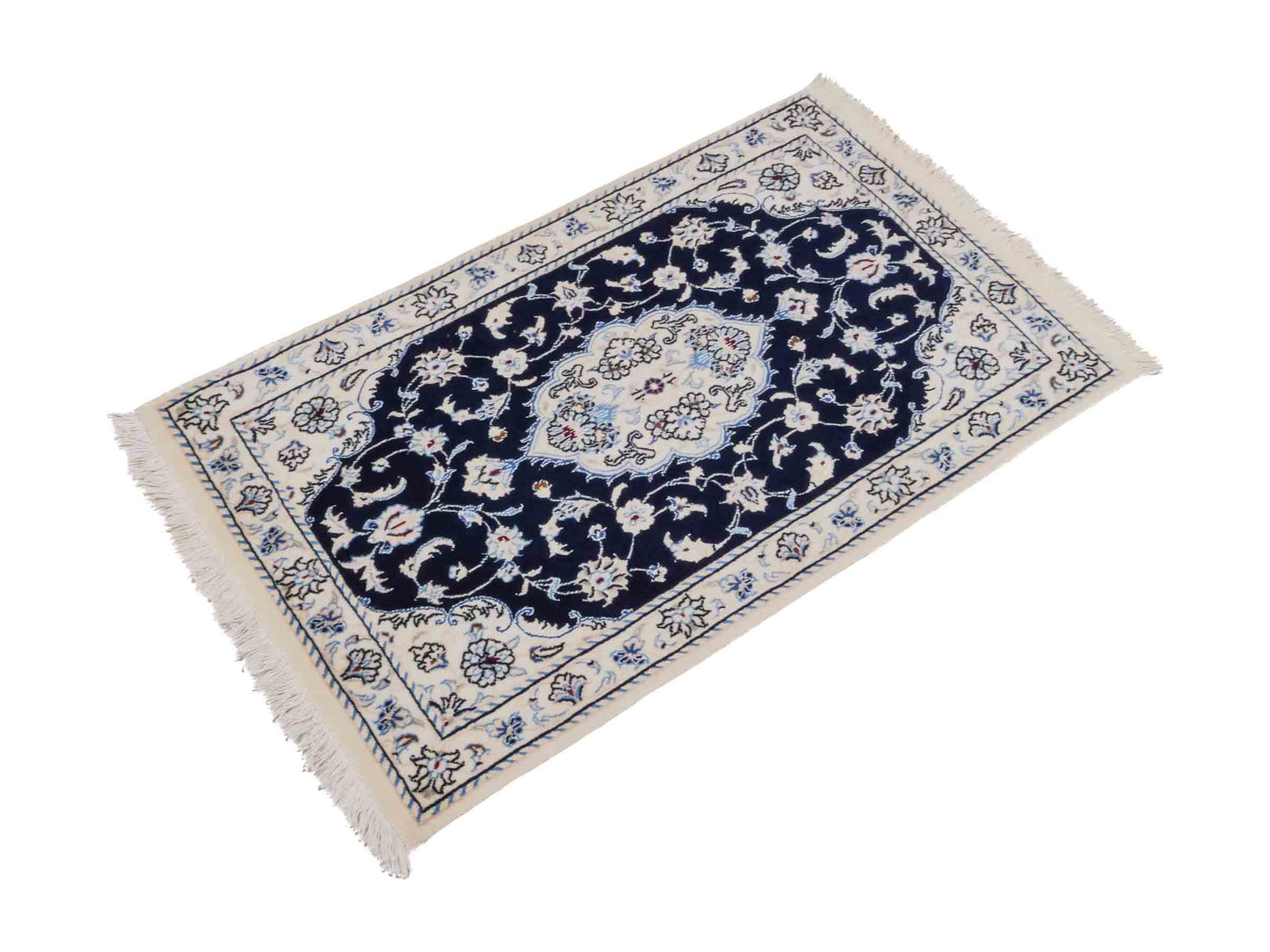 Handgeknüpfter Nain 9La Perserteppich von Khademi aus Wolle mit Seide, blau, weiß. Persischer Orientteppich mit Medaillon. Von Hand geknüpft in Iran / Persien. Größe: 100 cm x 60 cm. Teppichnummer: SB3-1010. Verkauf durch Jupiter Intl.