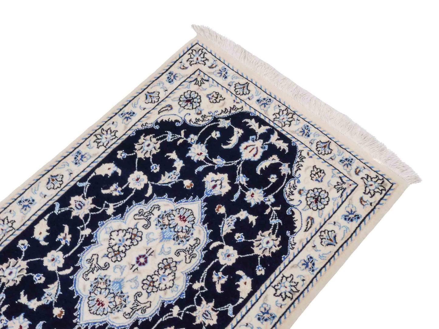 Handgeknüpfter Nain 9La Perserteppich von Khademi aus Wolle mit Seide, blau, weiß. Persischer Orientteppich mit Medaillon. Von Hand geknüpft in Iran / Persien. Größe: 100 cm x 60 cm. Teppichnummer: SB3-1010. Verkauf durch Jupiter Intl.
