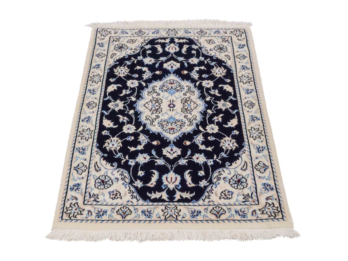 Handgeknüpfter Nain 9La Perserteppich von Khademi aus Wolle mit Seide, blau, weiß. Persischer Orientteppich mit Medaillon. Von Hand geknüpft in Iran / Persien. Größe: 100 cm x 60 cm. Teppichnummer: SB3-1010. Verkauf durch Jupiter Intl.
