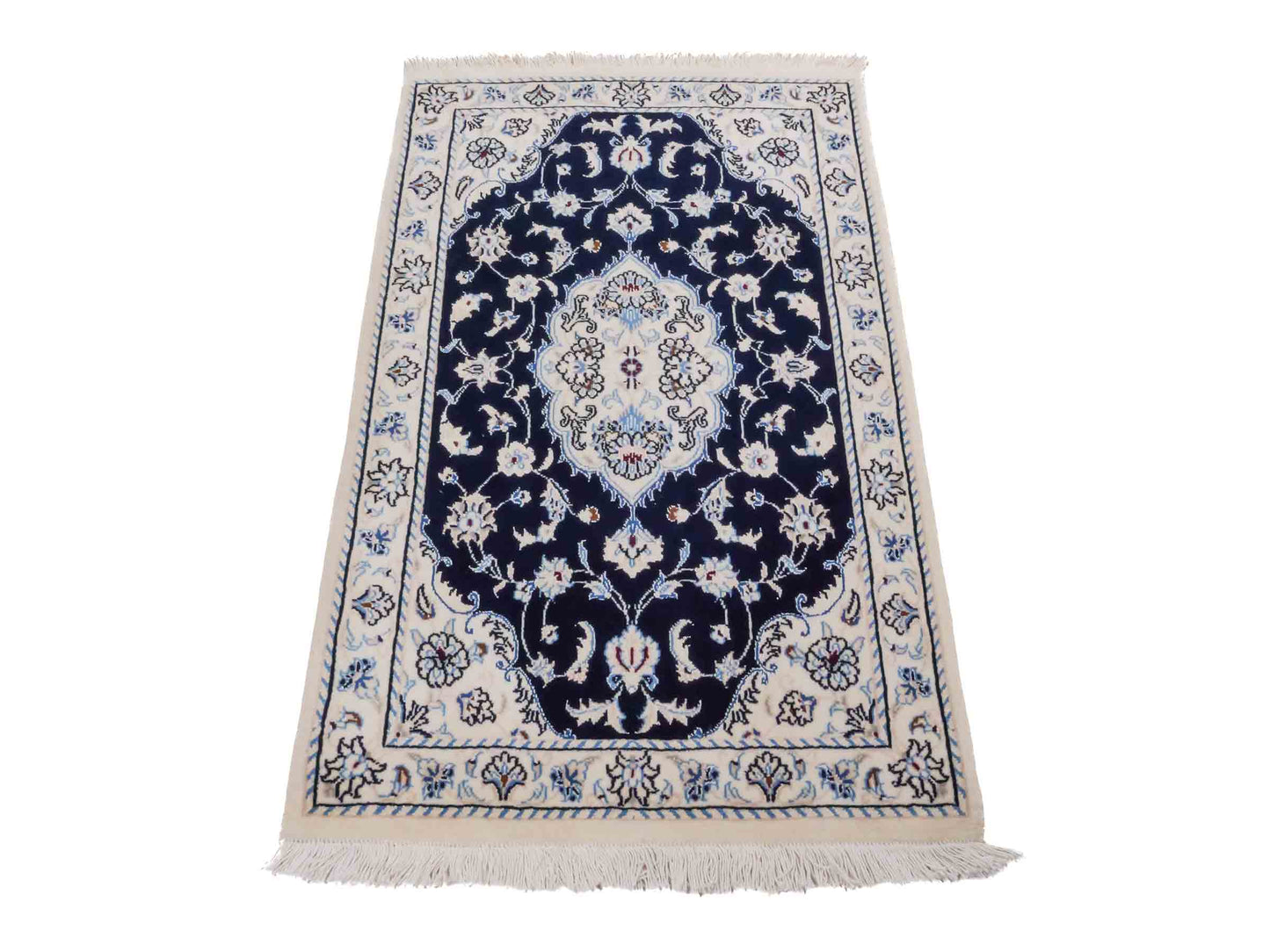 Handgeknüpfter Nain 9La Perserteppich von Khademi aus Wolle mit Seide, blau, weiß. Persischer Orientteppich mit Medaillon. Von Hand geknüpft in Iran / Persien. Größe: 100 cm x 60 cm. Teppichnummer: SB3-1010. Verkauf durch Jupiter Intl.