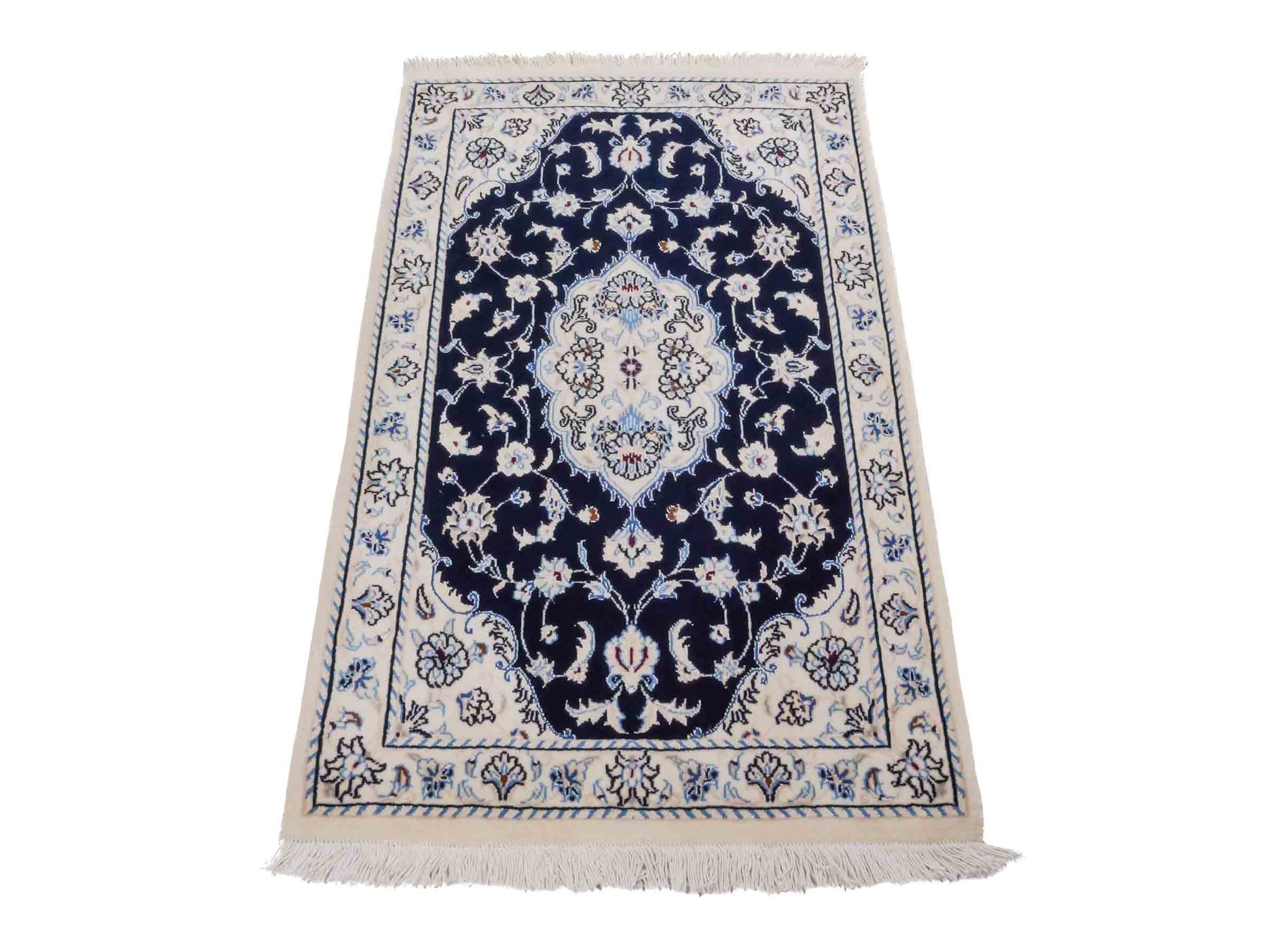 Handgeknüpfter Nain 9La Perserteppich von Khademi aus Wolle mit Seide, blau, weiß. Persischer Orientteppich mit Medaillon. Von Hand geknüpft in Iran / Persien. Größe: 100 cm x 60 cm. Teppichnummer: SB3-1010. Verkauf durch Jupiter Intl.