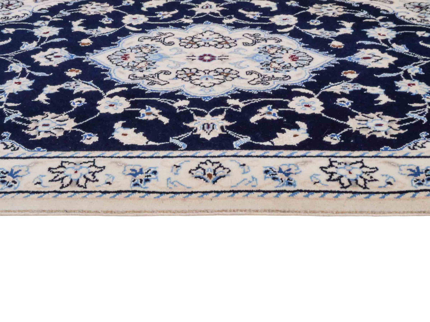 Handgeknüpfter Nain 9La Perserteppich von Khademi aus Wolle mit Seide, blau, weiß. Persischer Orientteppich mit Medaillon. Von Hand geknüpft in Iran / Persien. Größe: 100 cm x 60 cm. Teppichnummer: SB3-1010. Verkauf durch Jupiter Intl.