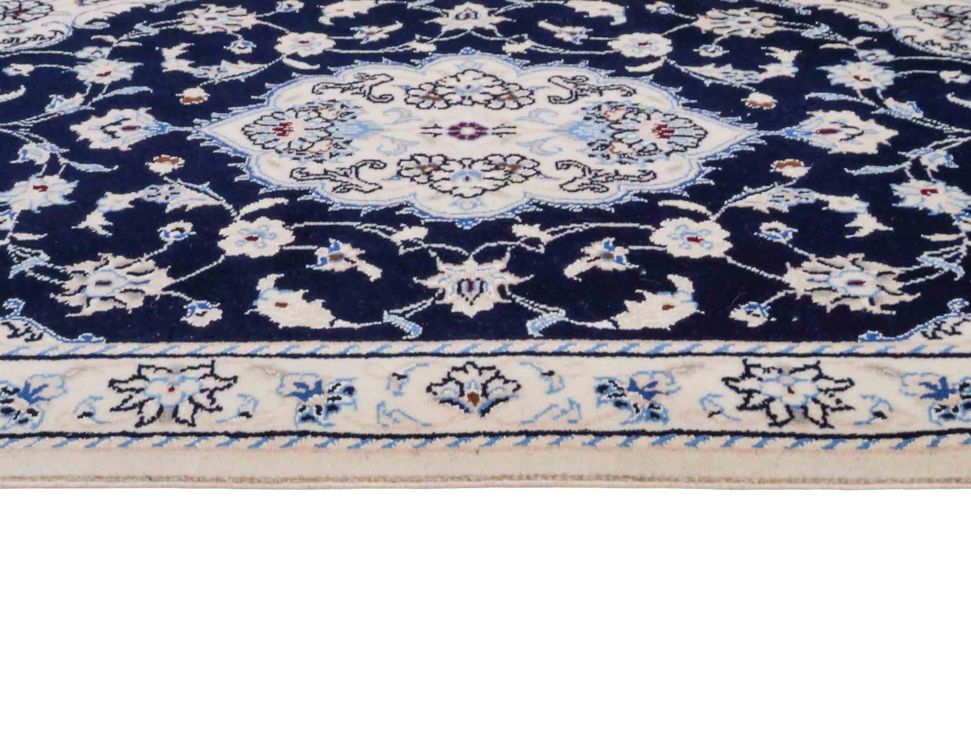 Handgeknüpfter Nain 9La Perserteppich von Khademi aus Wolle mit Seide, blau, weiß. Persischer Orientteppich mit Medaillon. Von Hand geknüpft in Iran / Persien. Größe: 100 cm x 60 cm. Teppichnummer: SB3-1010. Verkauf durch Jupiter Intl.