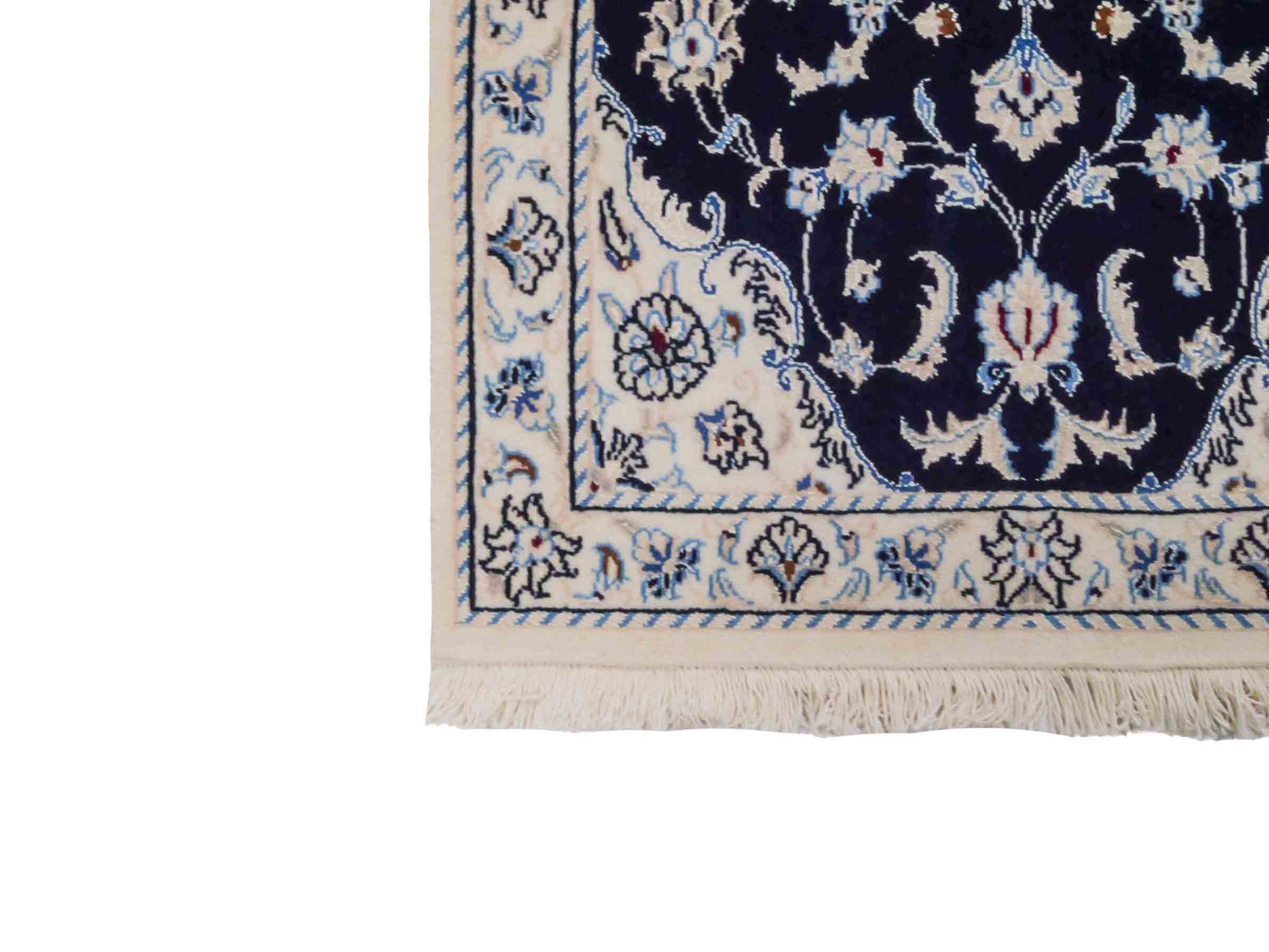 Handgeknüpfter Nain 9La Perserteppich von Khademi aus Wolle mit Seide, blau, weiß. Persischer Orientteppich mit Medaillon. Von Hand geknüpft in Iran / Persien. Größe: 100 cm x 60 cm. Teppichnummer: SB3-1010. Verkauf durch Jupiter Intl.