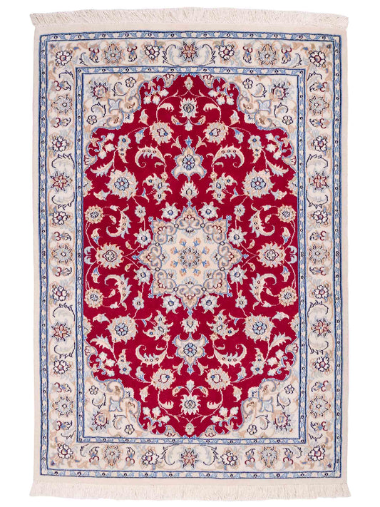 Handgeknüpfter Nain 9La Perserteppich von Khademi aus Wolle mit Seide, rot, cremeweiß. Persischer Orientteppich mit Medaillon. Von Hand geknüpft in Iran / Persien. Größe: 120 cm x 80 cm. Teppichnummer: SB3-1019. Verkauf durch Jupiter Intl.