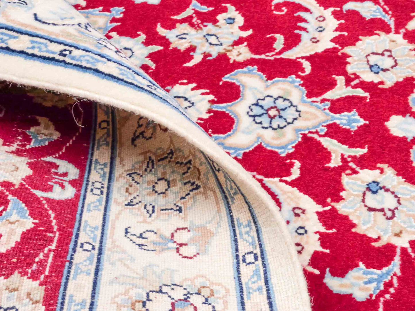 Handgeknüpfter Nain 9La Perserteppich von Khademi aus Wolle mit Seide, rot, cremeweiß. Persischer Orientteppich mit Medaillon. Von Hand geknüpft in Iran / Persien. Größe: 120 cm x 80 cm. Teppichnummer: SB3-1019. Verkauf durch Jupiter Intl.