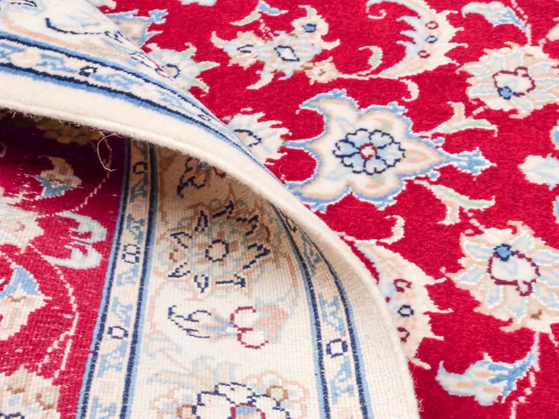 Handgeknüpfter Nain 9La Perserteppich von Khademi aus Wolle mit Seide, rot, cremeweiß. Persischer Orientteppich mit Medaillon. Von Hand geknüpft in Iran / Persien. Größe: 120 cm x 80 cm. Teppichnummer: SB3-1019. Verkauf durch Jupiter Intl.