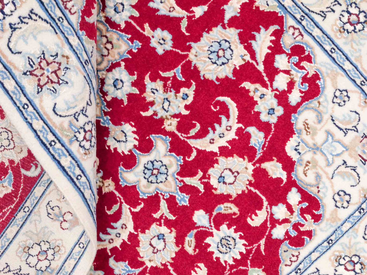 Handgeknüpfter Nain 9La Perserteppich von Khademi aus Wolle mit Seide, rot, cremeweiß. Persischer Orientteppich mit Medaillon. Von Hand geknüpft in Iran / Persien. Größe: 120 cm x 80 cm. Teppichnummer: SB3-1019. Verkauf durch Jupiter Intl.
