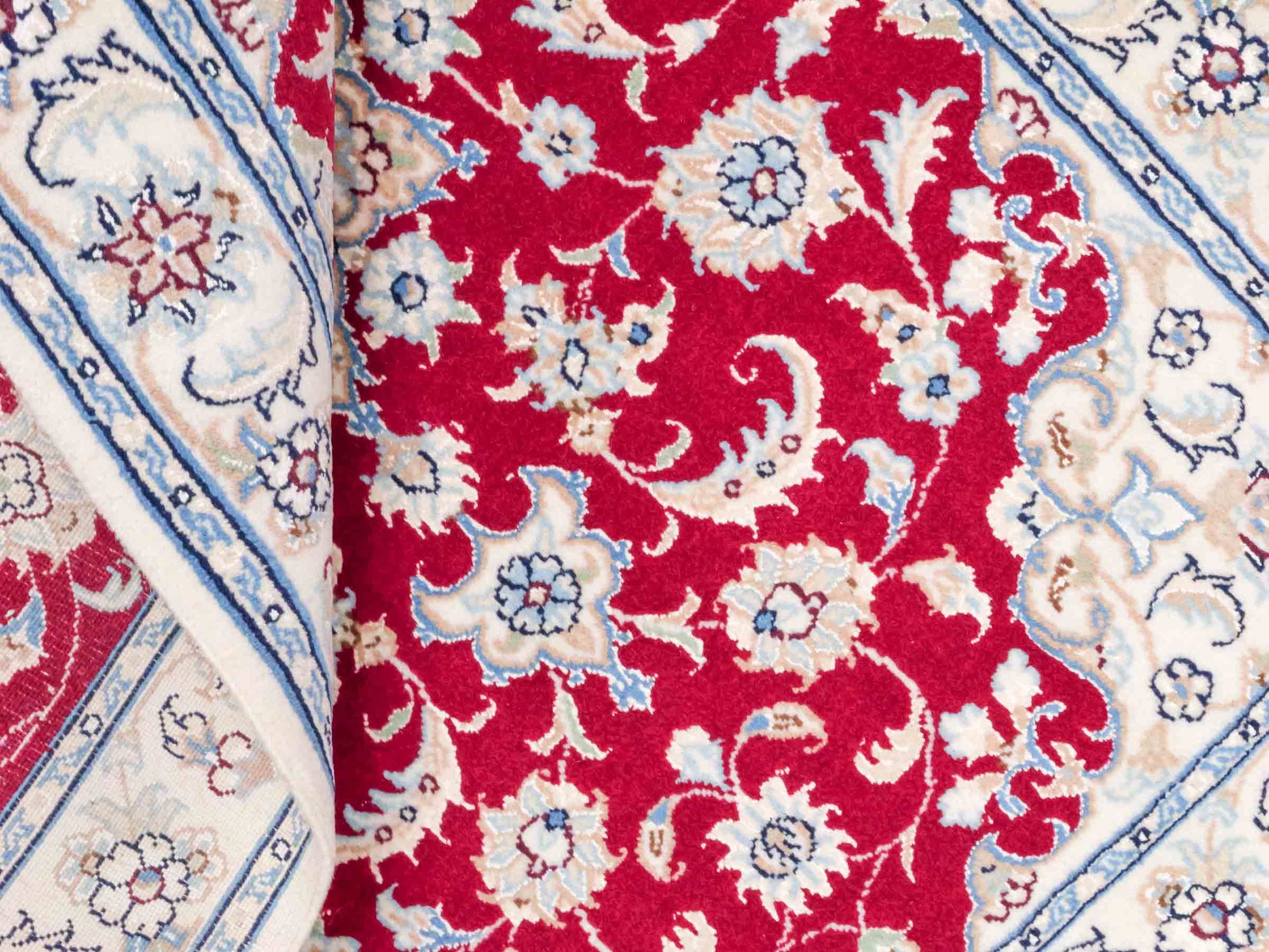 Handgeknüpfter Nain 9La Perserteppich von Khademi aus Wolle mit Seide, rot, cremeweiß. Persischer Orientteppich mit Medaillon. Von Hand geknüpft in Iran / Persien. Größe: 120 cm x 80 cm. Teppichnummer: SB3-1019. Verkauf durch Jupiter Intl.