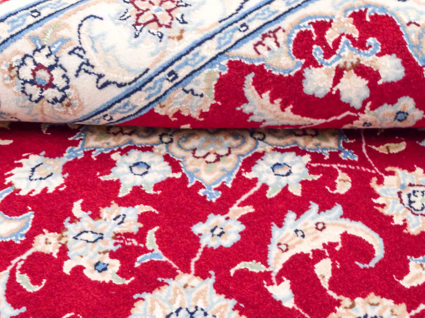 Handgeknüpfter Nain 9La Perserteppich von Khademi aus Wolle mit Seide, rot, cremeweiß. Persischer Orientteppich mit Medaillon. Von Hand geknüpft in Iran / Persien. Größe: 120 cm x 80 cm. Teppichnummer: SB3-1019. Verkauf durch Jupiter Intl.