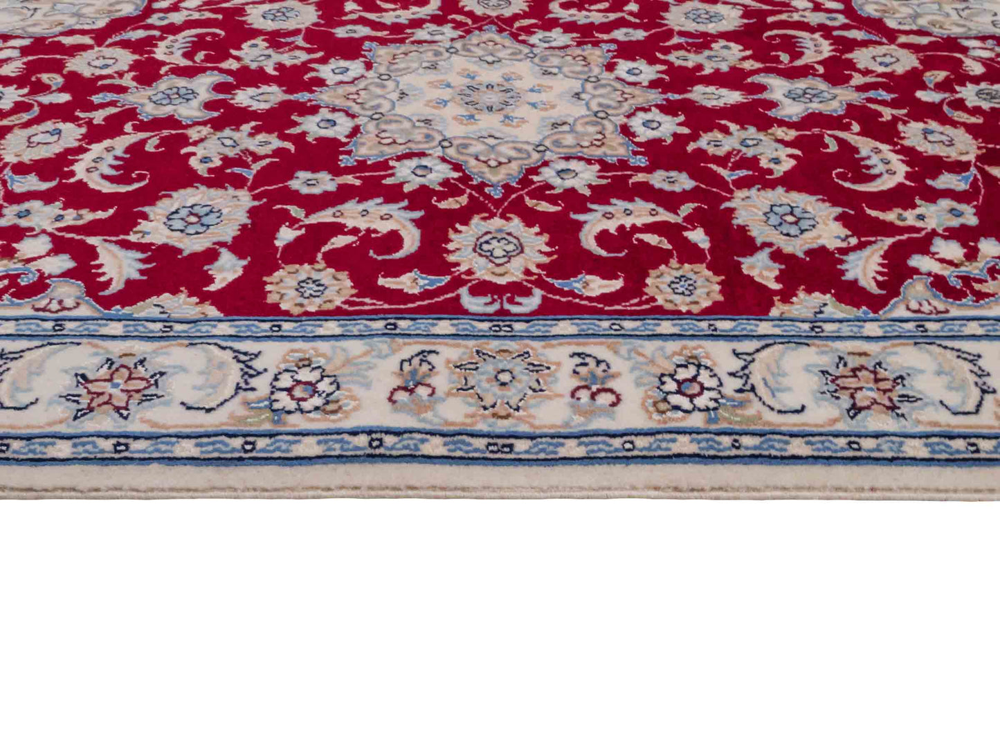 Handgeknüpfter Nain 9La Perserteppich von Khademi aus Wolle mit Seide, rot, cremeweiß. Persischer Orientteppich mit Medaillon. Von Hand geknüpft in Iran / Persien. Größe: 120 cm x 80 cm. Teppichnummer: SB3-1019. Verkauf durch Jupiter Intl.