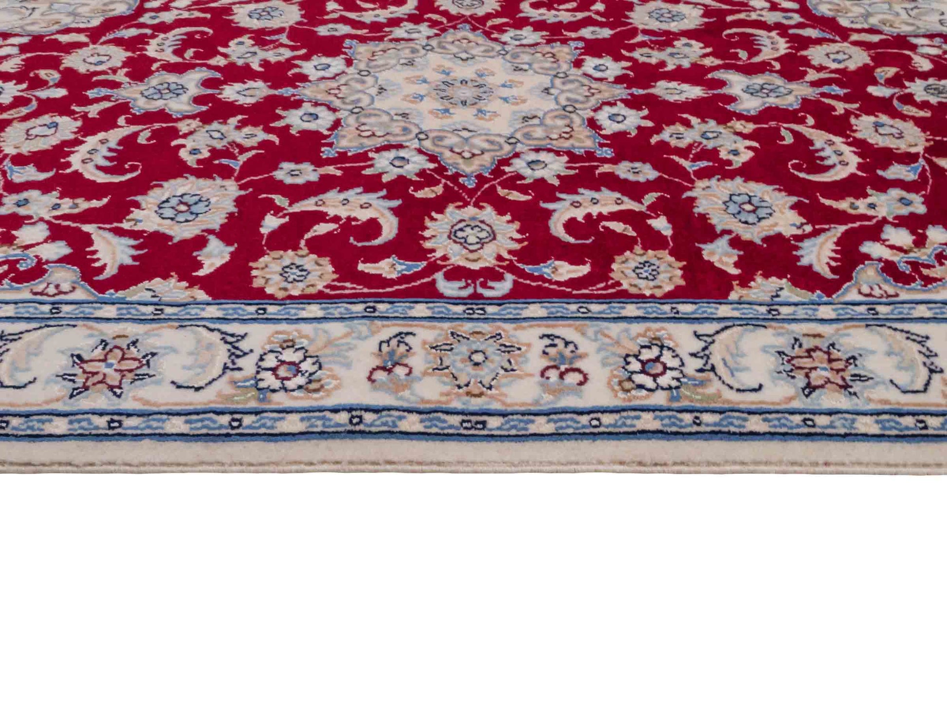 Handgeknüpfter Nain 9La Perserteppich von Khademi aus Wolle mit Seide, rot, cremeweiß. Persischer Orientteppich mit Medaillon. Von Hand geknüpft in Iran / Persien. Größe: 120 cm x 80 cm. Teppichnummer: SB3-1019. Verkauf durch Jupiter Intl.