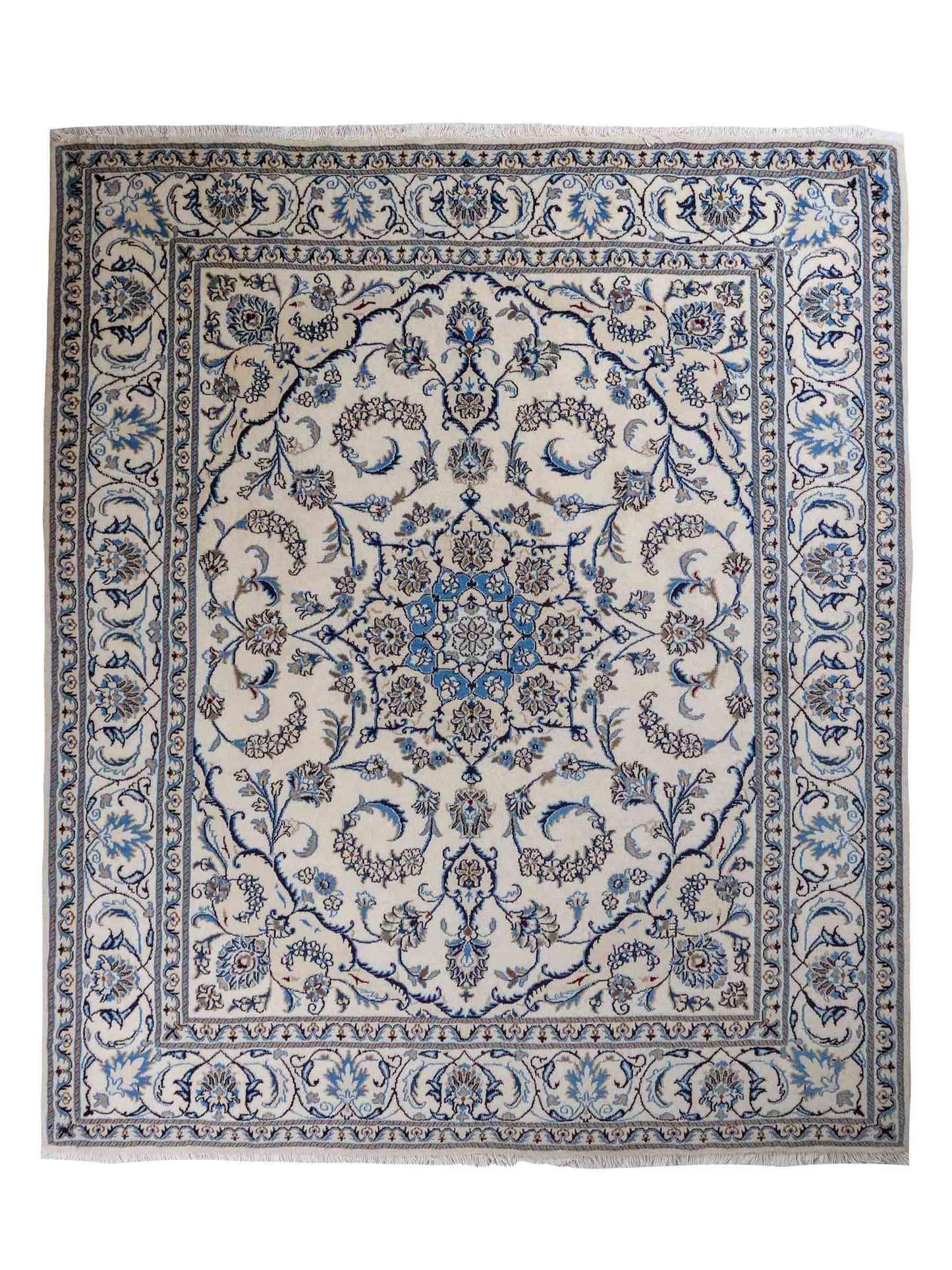 Handgeknüpfter Nain 9La Perserteppich von Khademi aus Wolle mit Seide, weiß, blau. Klassisches Medaillon-Design. Traditionell von Hand geknüpft in Iran / Persien. Größe: 241 cm x 205 cm. Teppichnummer: RB3-1089. Verkauf durch Jupiter Intl.