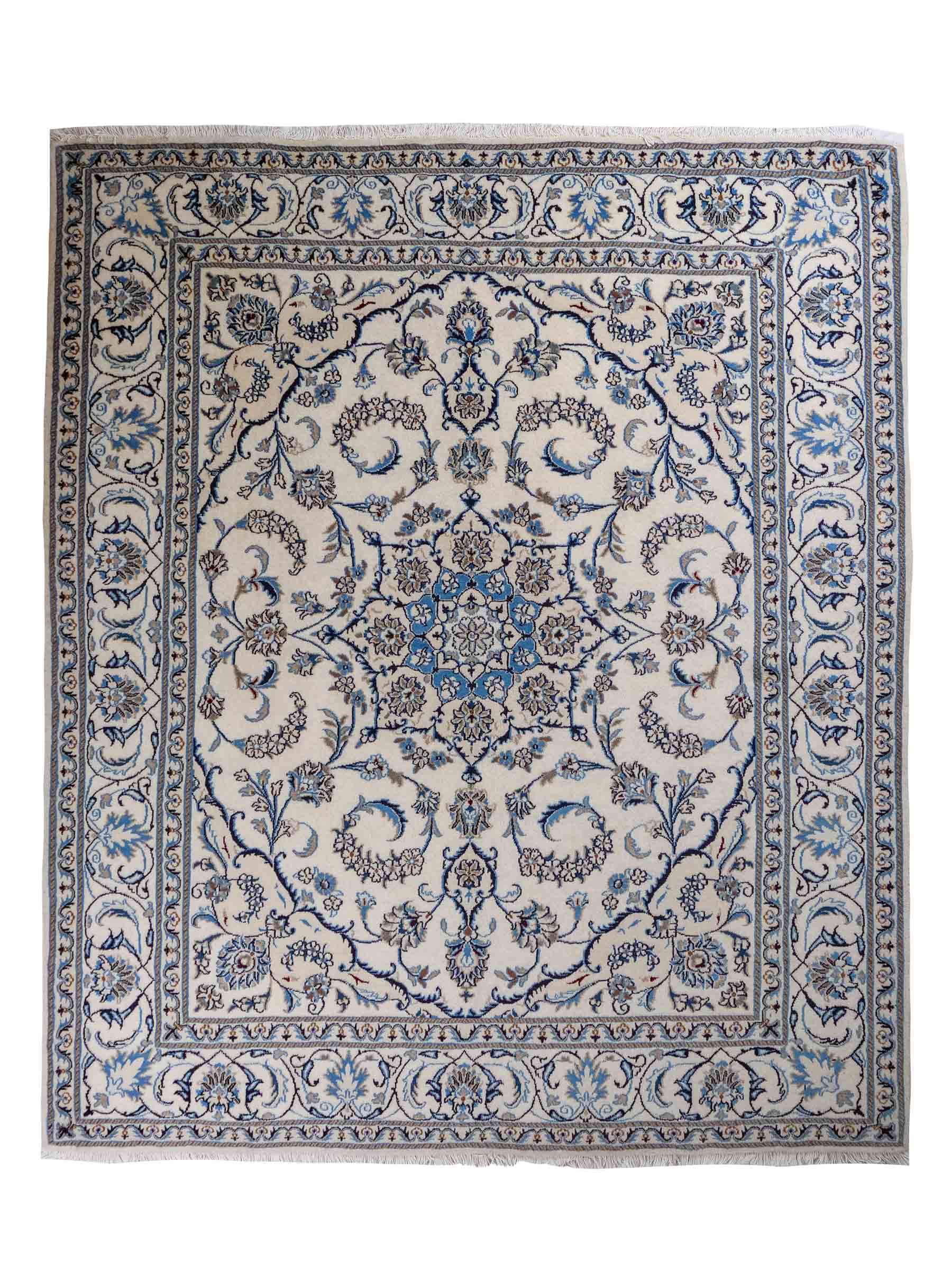 Handgeknüpfter Nain 9La Perserteppich von Khademi aus Wolle mit Seide, weiß, blau. Klassisches Medaillon-Design. Traditionell von Hand geknüpft in Iran / Persien. Größe: 241 cm x 205 cm. Teppichnummer: RB3-1089. Verkauf durch Jupiter Intl.