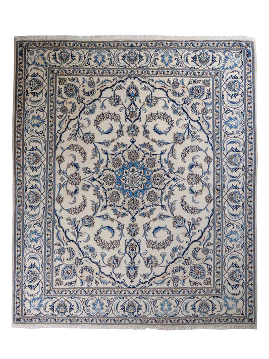 Handgeknüpfter Nain 9La Perserteppich von Khademi aus Wolle mit Seide, weiß, blau. Klassisches Medaillon-Design. Traditionell von Hand geknüpft in Iran / Persien. Größe: 241 cm x 205 cm. Teppichnummer: RB3-1089. Verkauf durch Jupiter Intl.