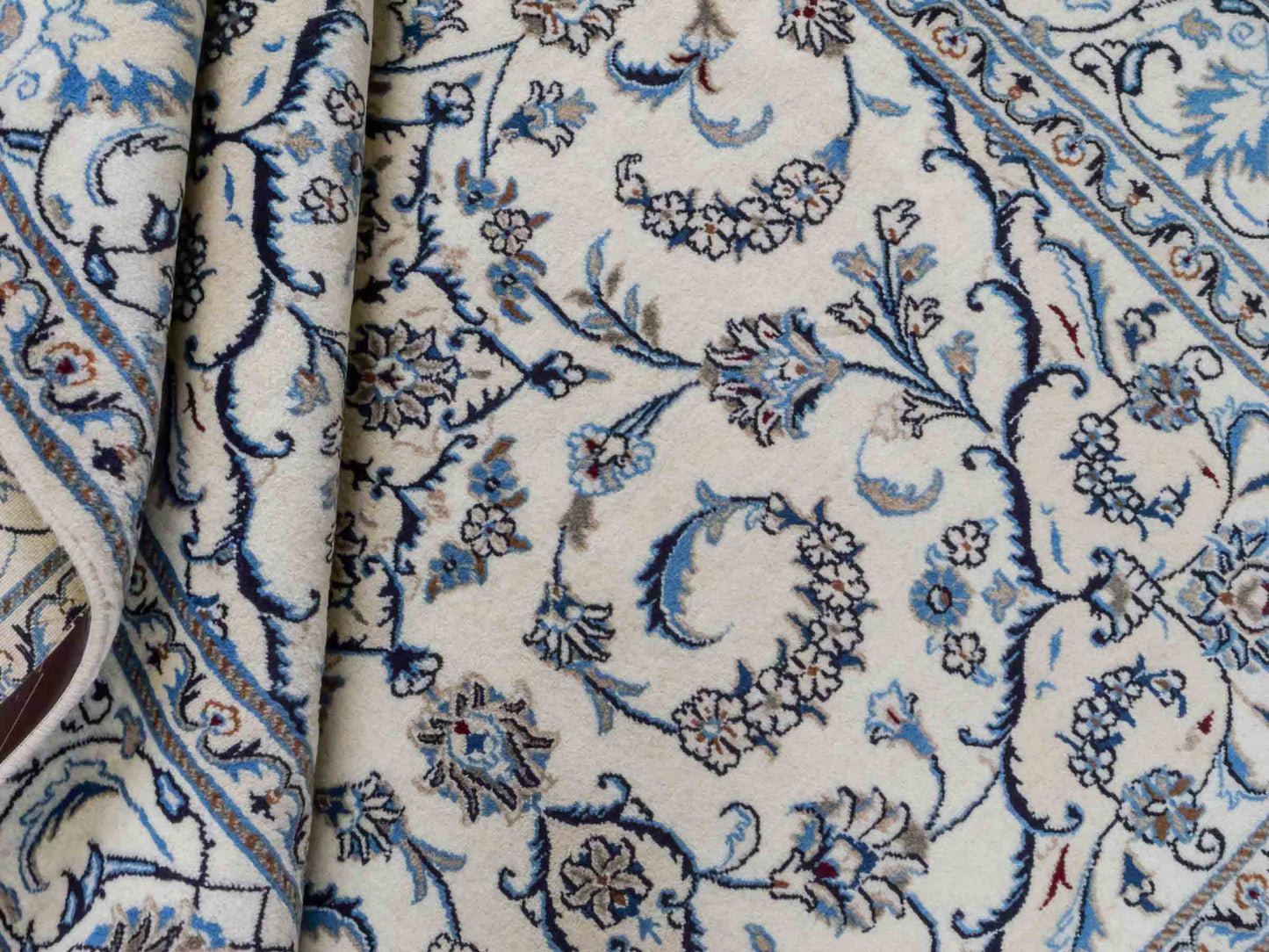 Handgeknüpfter Nain 9La Perserteppich von Khademi aus Wolle mit Seide, weiß, blau. Klassisches Medaillon-Design. Traditionell von Hand geknüpft in Iran / Persien. Größe: 241 cm x 205 cm. Teppichnummer: RB3-1089. Verkauf durch Jupiter Intl.