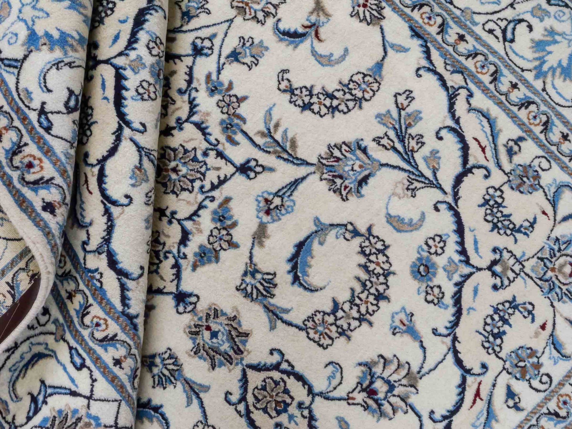 Handgeknüpfter Nain 9La Perserteppich von Khademi aus Wolle mit Seide, weiß, blau. Klassisches Medaillon-Design. Traditionell von Hand geknüpft in Iran / Persien. Größe: 241 cm x 205 cm. Teppichnummer: RB3-1089. Verkauf durch Jupiter Intl.