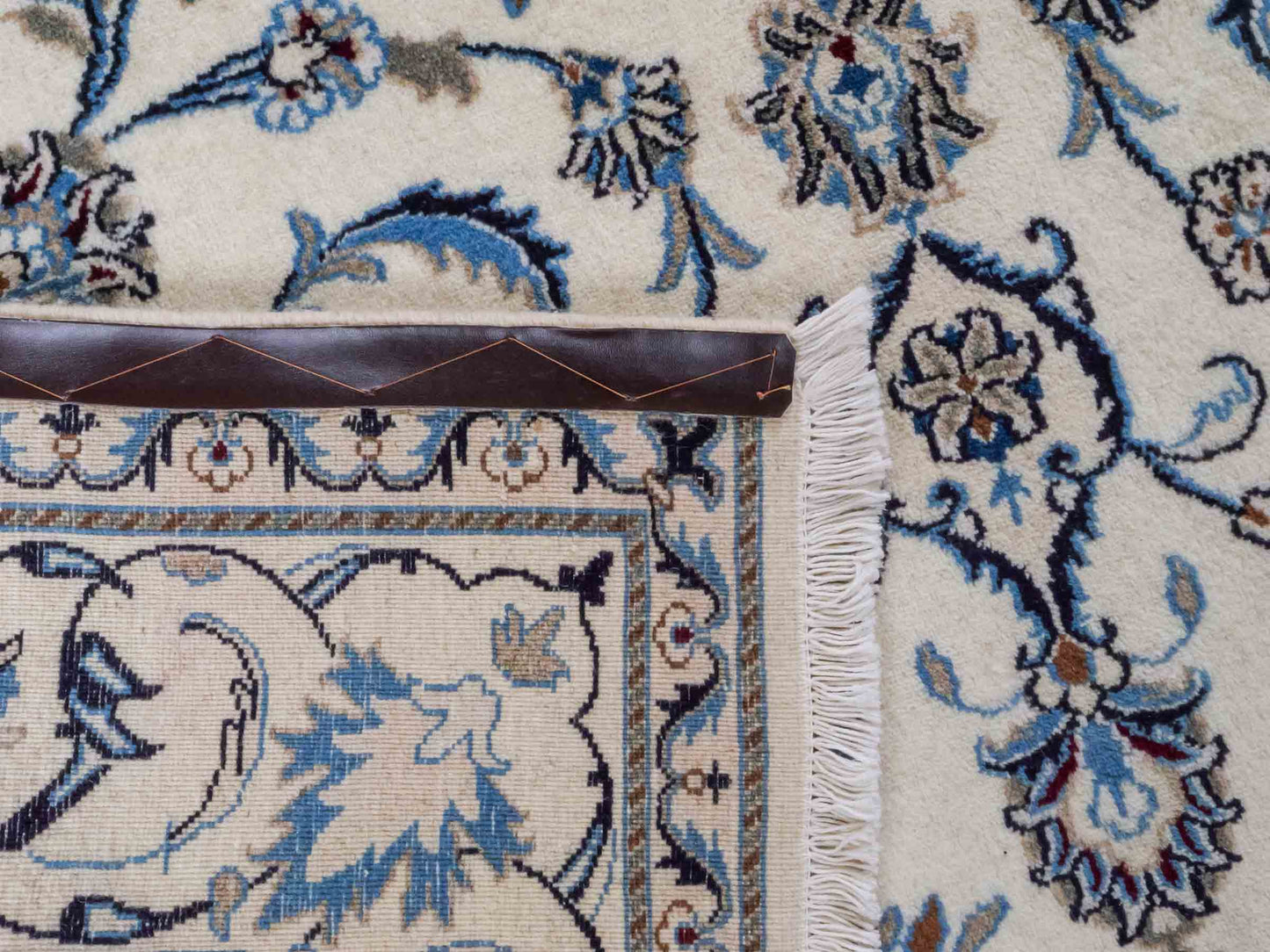 Handgeknüpfter Nain 9La Perserteppich von Khademi aus Wolle mit Seide, weiß, blau. Klassisches Medaillon-Design. Traditionell von Hand geknüpft in Iran / Persien. Größe: 241 cm x 205 cm. Teppichnummer: RB3-1089. Verkauf durch Jupiter Intl.