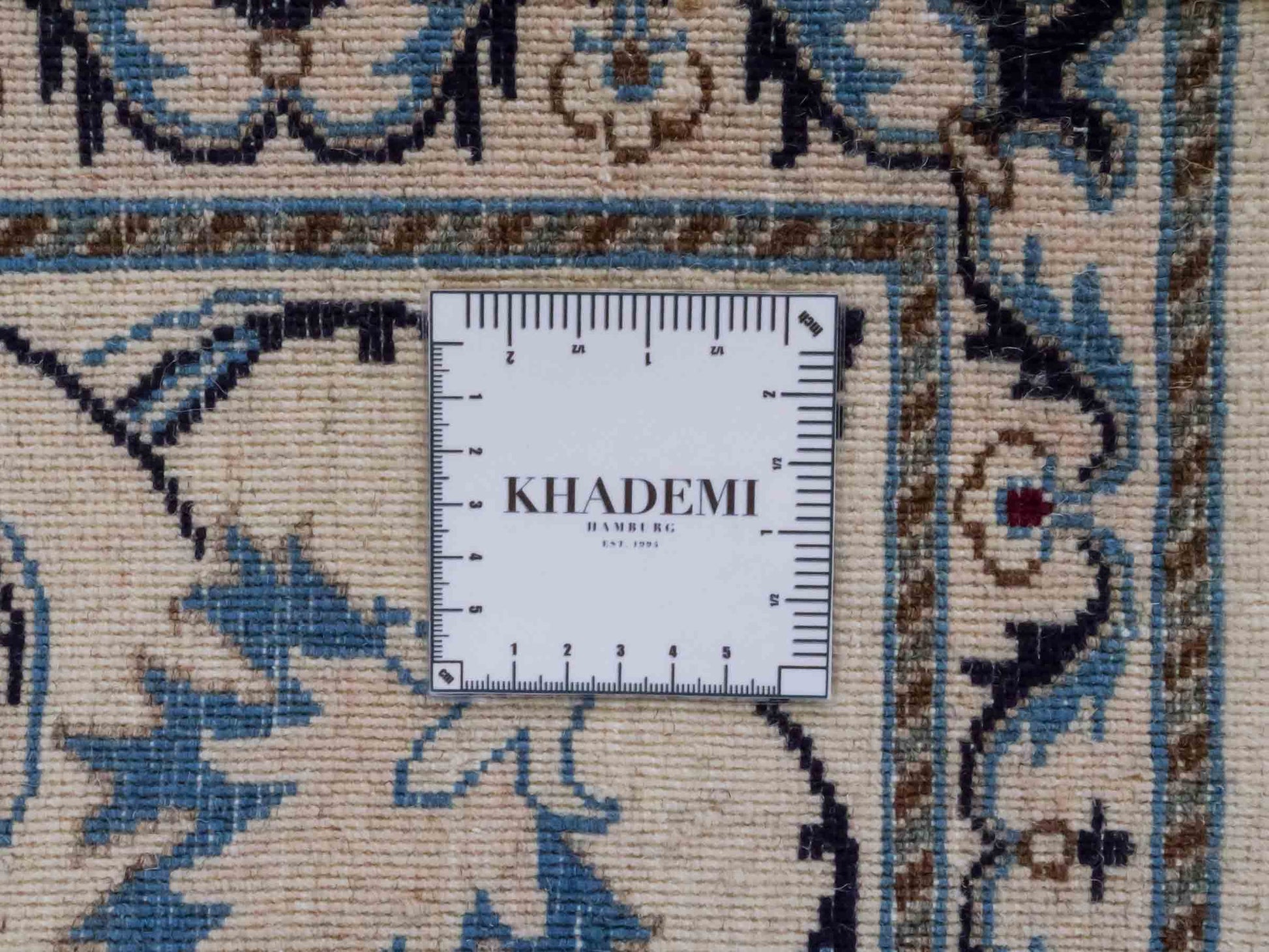 Handgeknüpfter Nain 9La Perserteppich von Khademi aus Wolle mit Seide, weiß, blau. Klassisches Medaillon-Design. Traditionell von Hand geknüpft in Iran / Persien. Größe: 241 cm x 205 cm. Teppichnummer: RB3-1089. Verkauf durch Jupiter Intl.