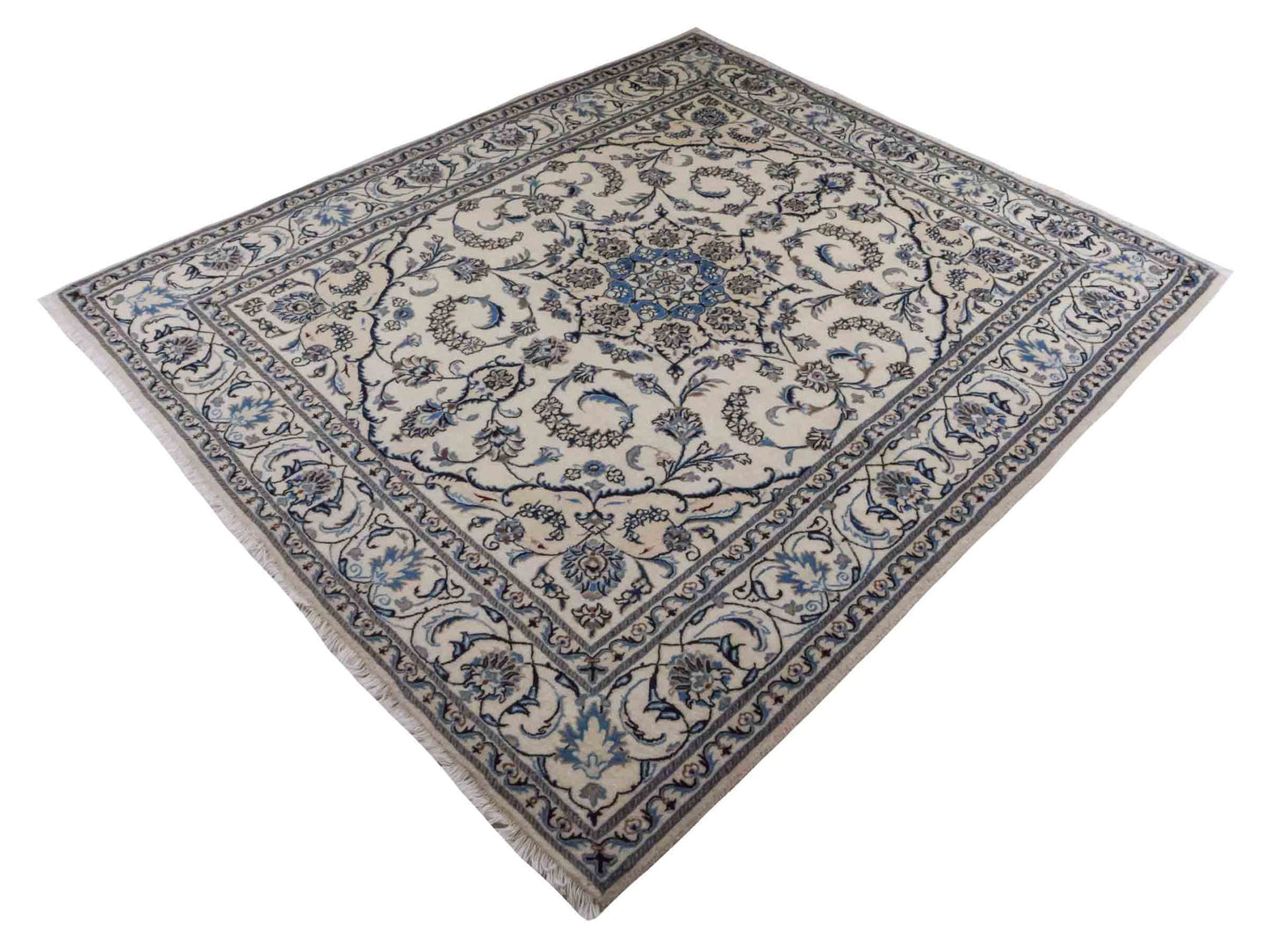 Handgeknüpfter Nain 9La Perserteppich von Khademi aus Wolle mit Seide, weiß, blau. Klassisches Medaillon-Design. Traditionell von Hand geknüpft in Iran / Persien. Größe: 241 cm x 205 cm. Teppichnummer: RB3-1089. Verkauf durch Jupiter Intl.