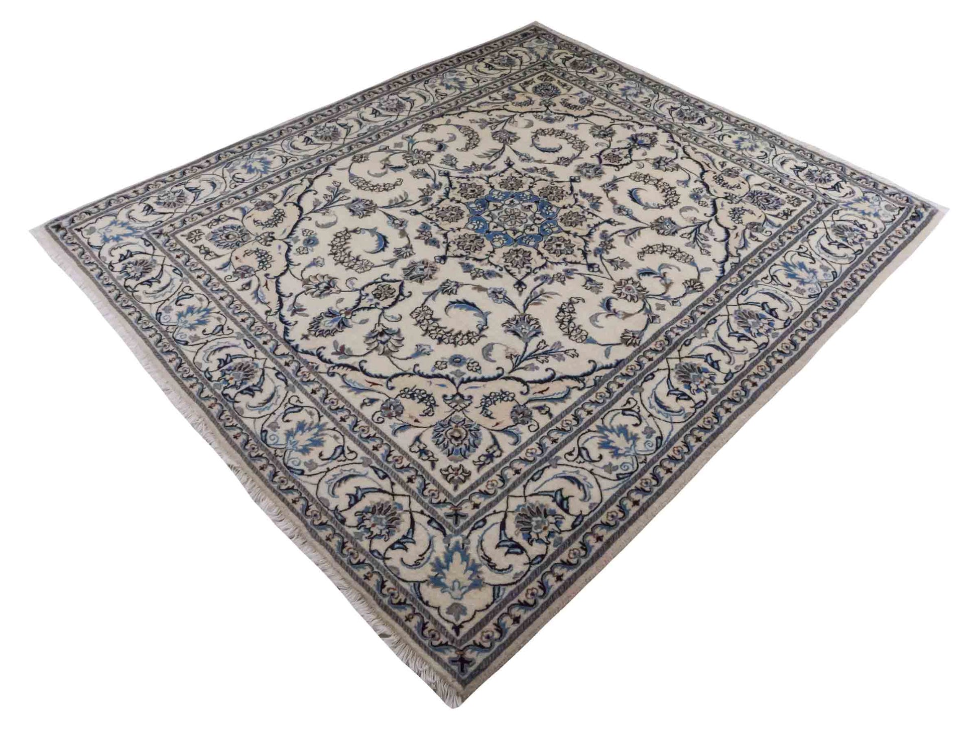 Handgeknüpfter Nain 9La Perserteppich von Khademi aus Wolle mit Seide, weiß, blau. Klassisches Medaillon-Design. Traditionell von Hand geknüpft in Iran / Persien. Größe: 241 cm x 205 cm. Teppichnummer: RB3-1089. Verkauf durch Jupiter Intl.