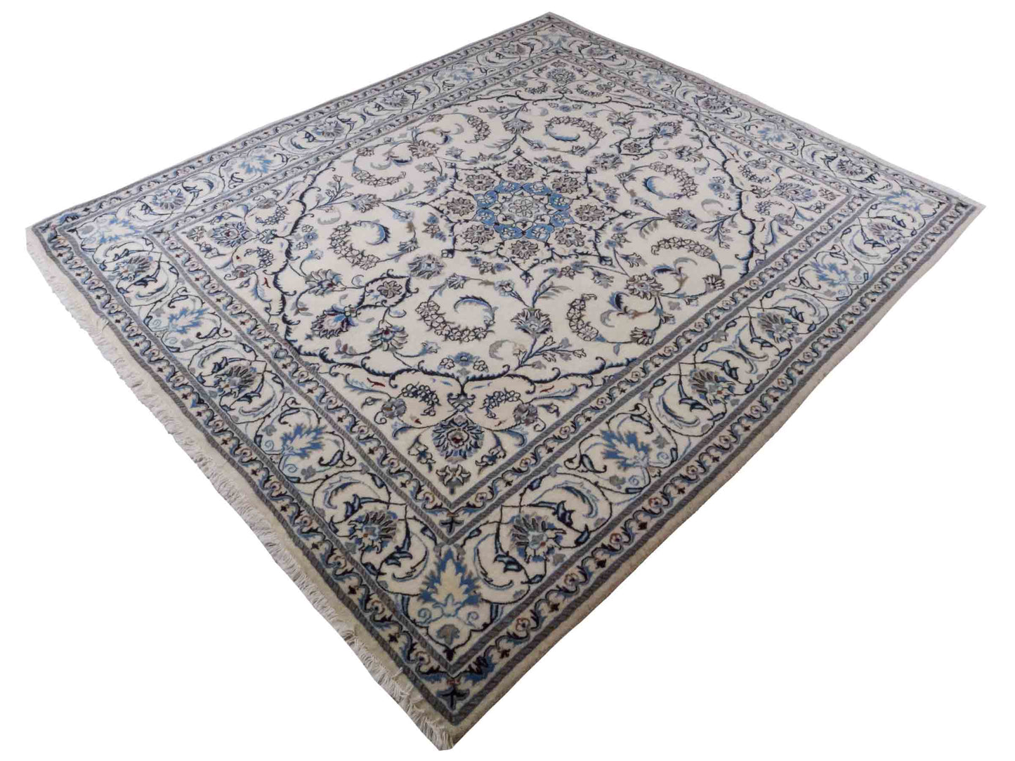 Handgeknüpfter Nain 9La Perserteppich von Khademi aus Wolle mit Seide, weiß, blau. Klassisches Medaillon-Design. Traditionell von Hand geknüpft in Iran / Persien. Größe: 241 cm x 205 cm. Teppichnummer: RB3-1089. Verkauf durch Jupiter Intl.