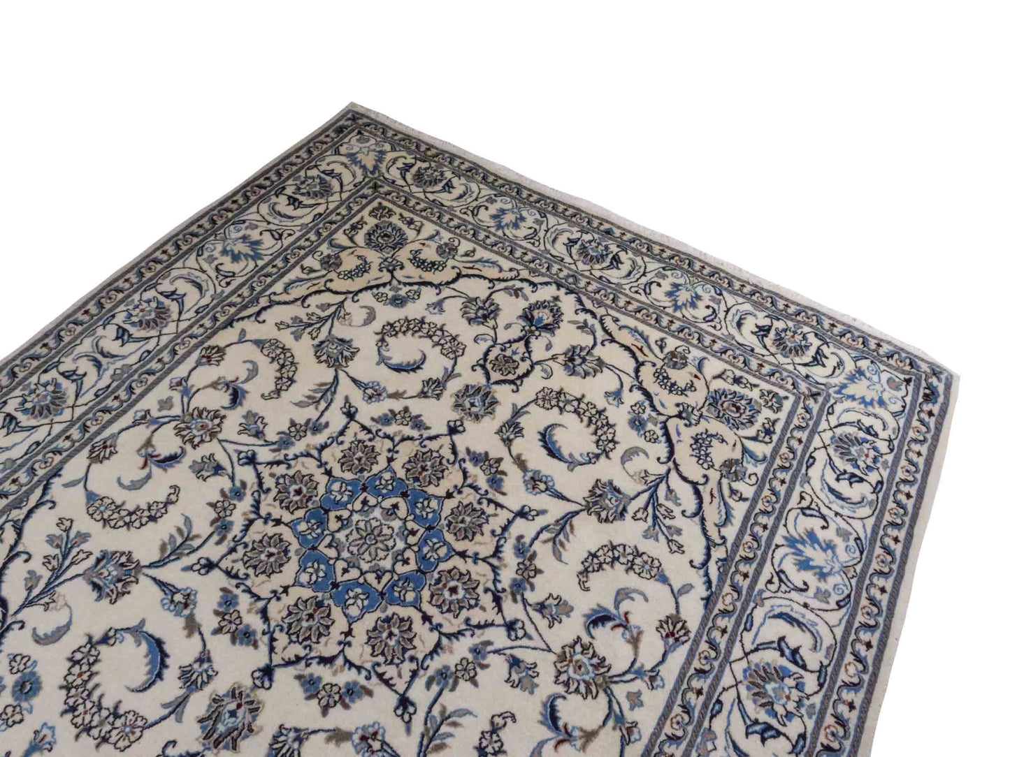 Handgeknüpfter Nain 9La Perserteppich von Khademi aus Wolle mit Seide, weiß, blau. Klassisches Medaillon-Design. Traditionell von Hand geknüpft in Iran / Persien. Größe: 241 cm x 205 cm. Teppichnummer: RB3-1089. Verkauf durch Jupiter Intl.