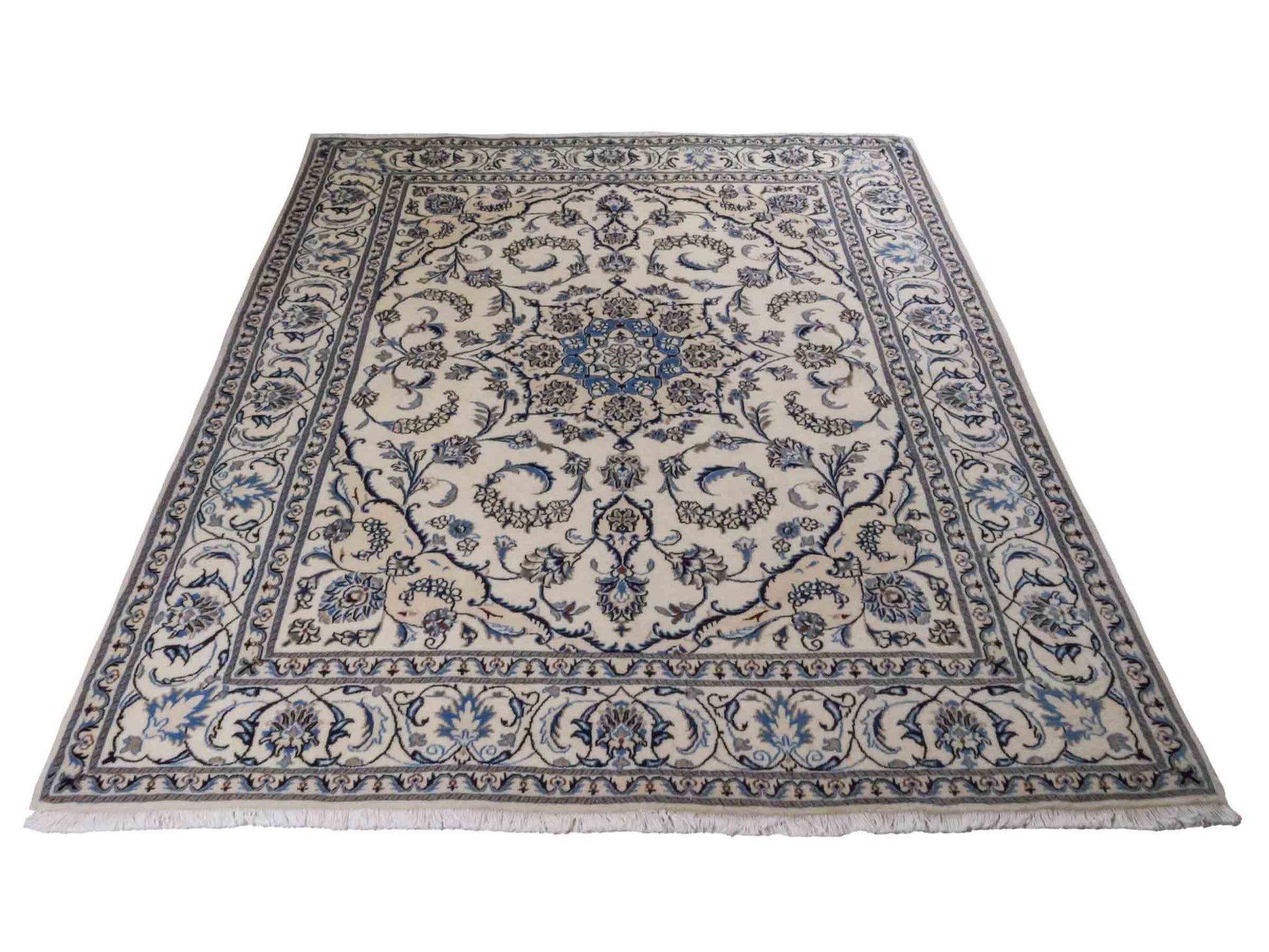 Handgeknüpfter Nain 9La Perserteppich von Khademi aus Wolle mit Seide, weiß, blau. Klassisches Medaillon-Design. Traditionell von Hand geknüpft in Iran / Persien. Größe: 241 cm x 205 cm. Teppichnummer: RB3-1089. Verkauf durch Jupiter Intl.