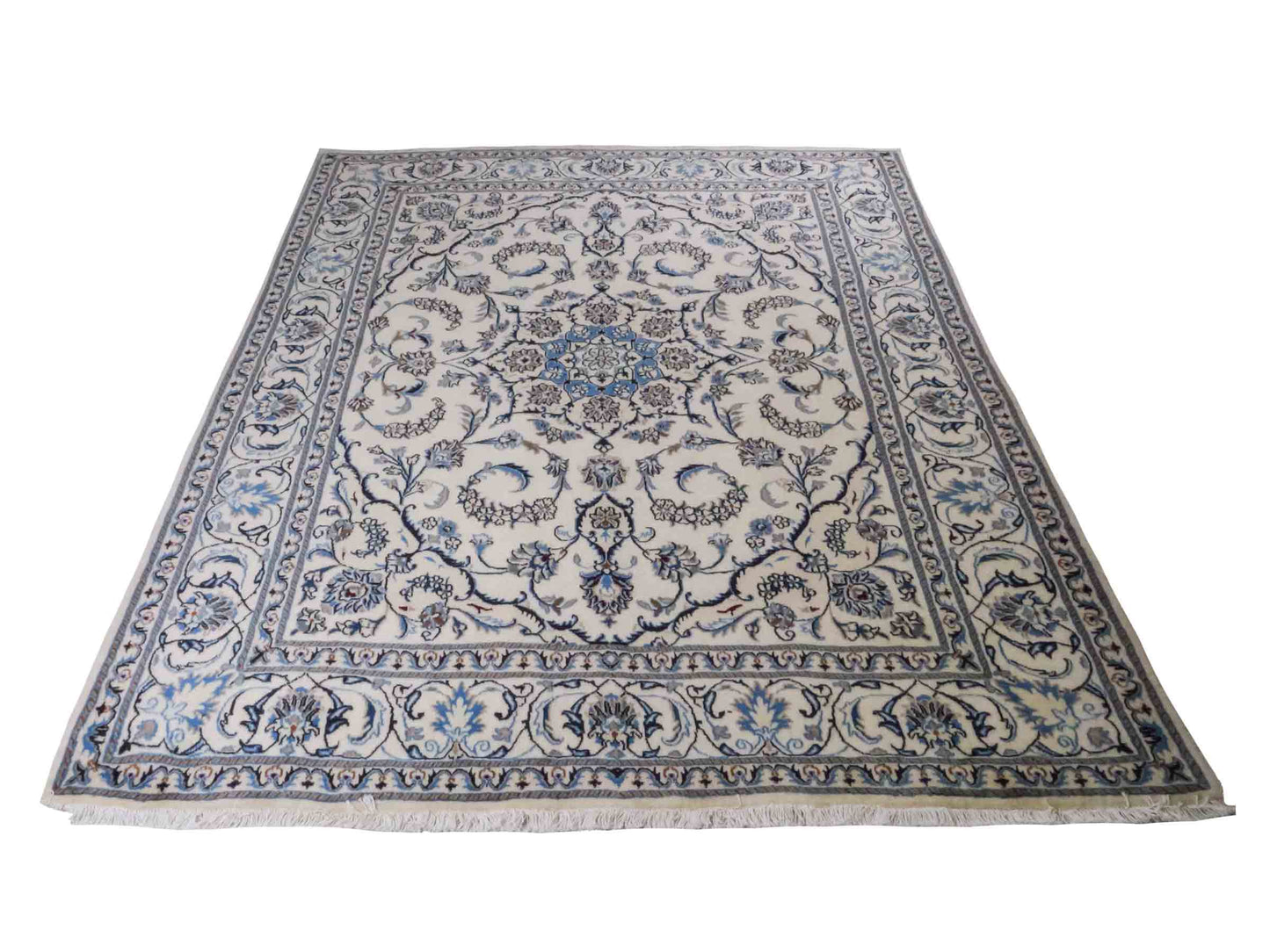 Handgeknüpfter Nain 9La Perserteppich von Khademi aus Wolle mit Seide, weiß, blau. Klassisches Medaillon-Design. Traditionell von Hand geknüpft in Iran / Persien. Größe: 241 cm x 205 cm. Teppichnummer: RB3-1089. Verkauf durch Jupiter Intl.