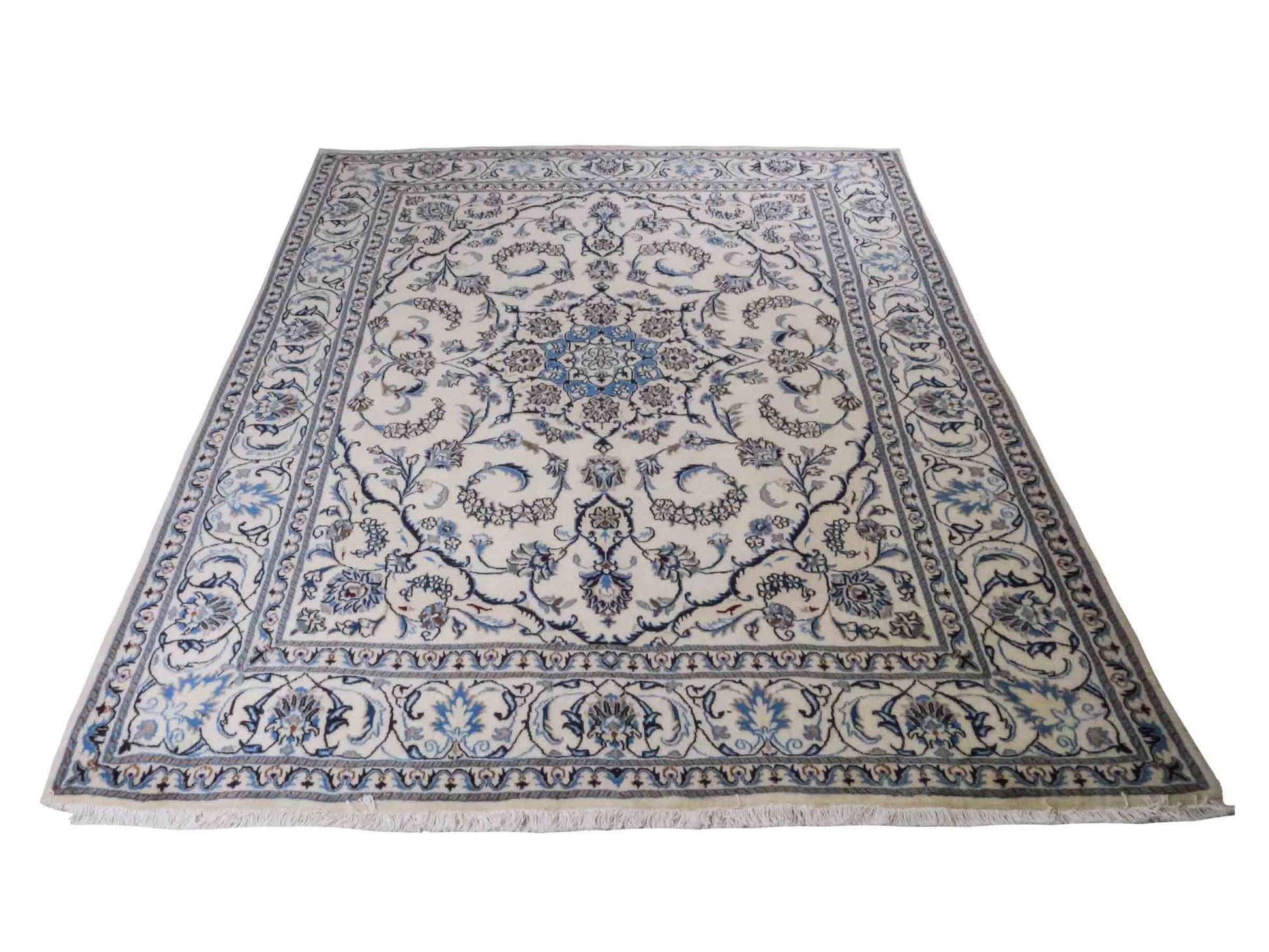Handgeknüpfter Nain 9La Perserteppich von Khademi aus Wolle mit Seide, weiß, blau. Klassisches Medaillon-Design. Traditionell von Hand geknüpft in Iran / Persien. Größe: 241 cm x 205 cm. Teppichnummer: RB3-1089. Verkauf durch Jupiter Intl.