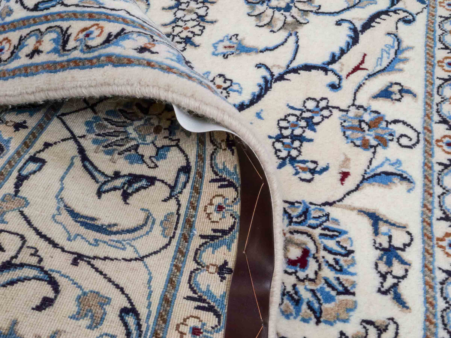 Handgeknüpfter Nain 9La Perserteppich von Khademi aus Wolle mit Seide, weiß, blau. Klassisches Medaillon-Design. Traditionell von Hand geknüpft in Iran / Persien. Größe: 241 cm x 205 cm. Teppichnummer: RB3-1089. Verkauf durch Jupiter Intl.