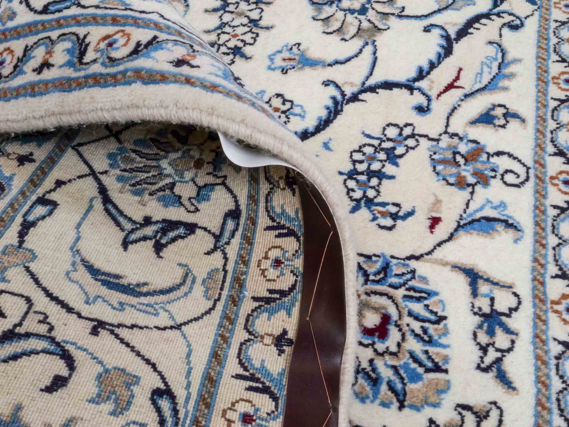 Handgeknüpfter Nain 9La Perserteppich von Khademi aus Wolle mit Seide, weiß, blau. Klassisches Medaillon-Design. Traditionell von Hand geknüpft in Iran / Persien. Größe: 241 cm x 205 cm. Teppichnummer: RB3-1089. Verkauf durch Jupiter Intl.