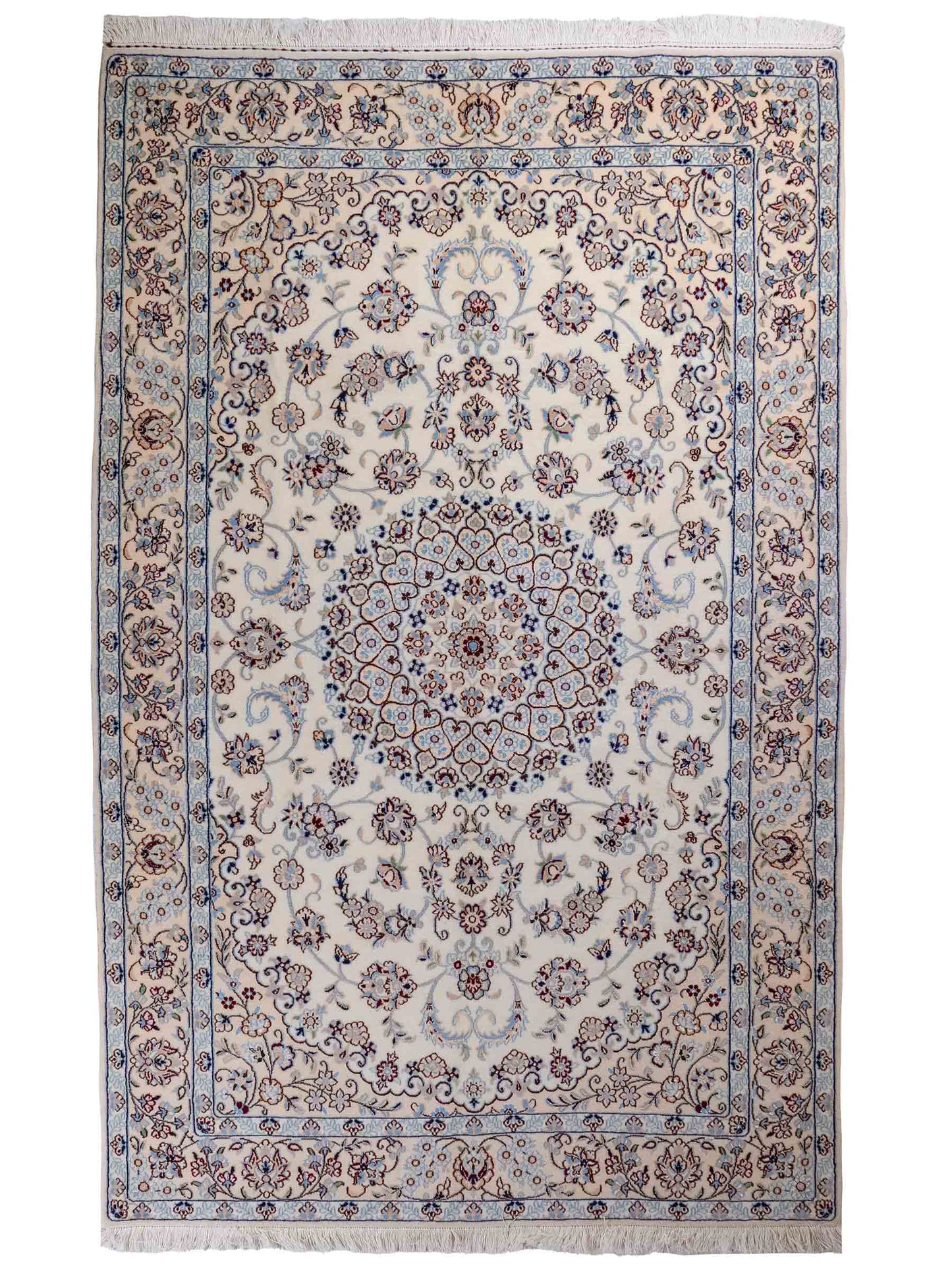 Handgeknüpfter Nain 9La Perserteppich von Khademi aus Wolle mit Seide, creme, weiß. Klassisches Medaillon-Design. Traditionell von Hand geknüpft in Iran / Persien. Größe: 258 cm x 164 cm. Teppichnummer: RB3-1092. Verkauf durch Jupiter Intl.