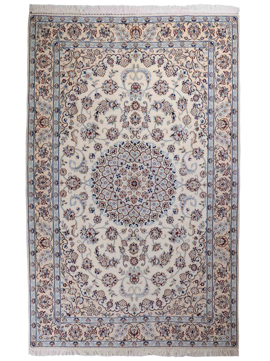 Handgeknüpfter Nain 9La Perserteppich von Khademi aus Wolle mit Seide, creme, weiß. Klassisches Medaillon-Design. Traditionell von Hand geknüpft in Iran / Persien. Größe: 258 cm x 164 cm. Teppichnummer: RB3-1092. Verkauf durch Jupiter Intl.