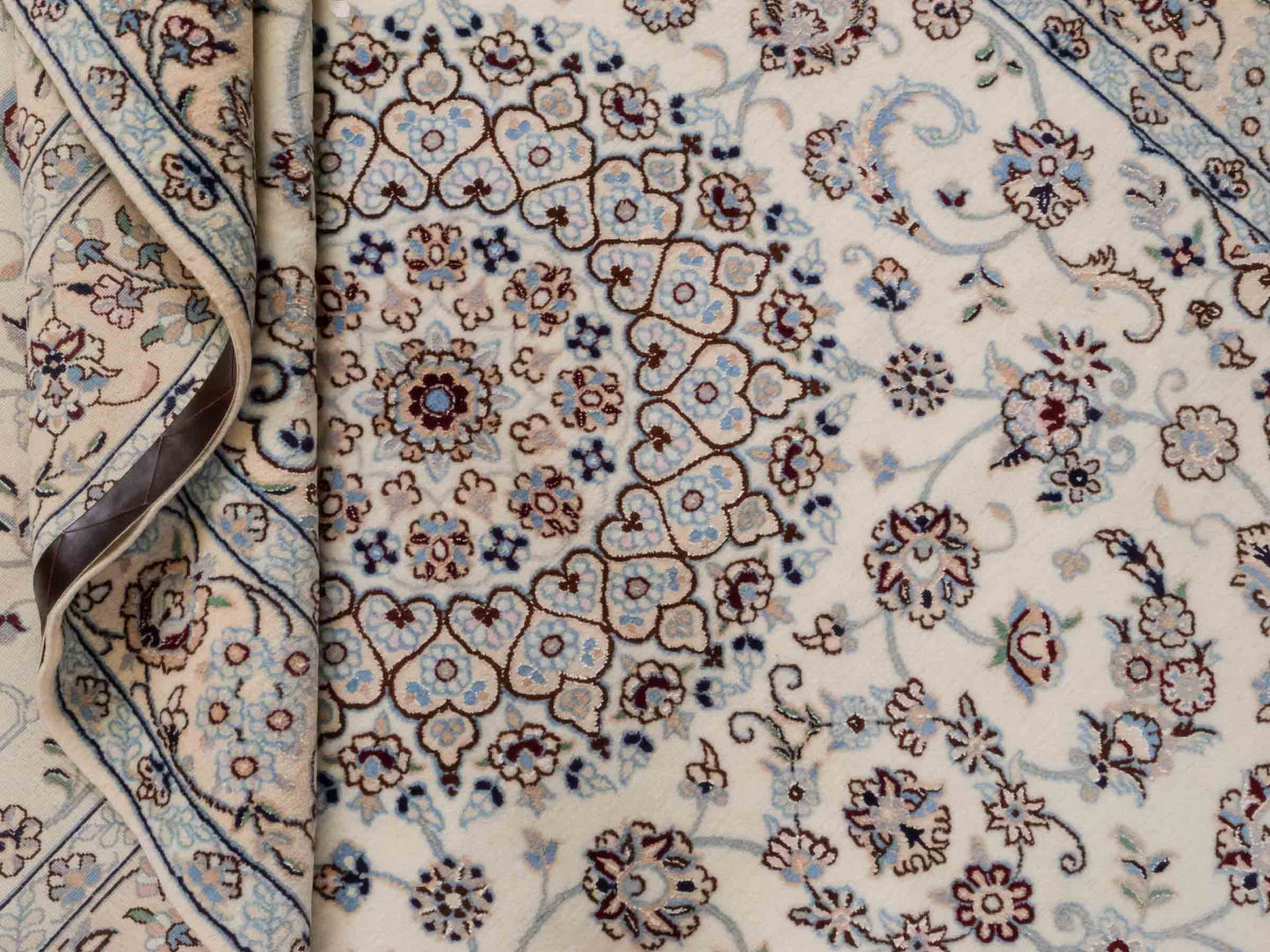 Handgeknüpfter Nain 9La Perserteppich von Khademi aus Wolle mit Seide, creme, weiß. Klassisches Medaillon-Design. Traditionell von Hand geknüpft in Iran / Persien. Größe: 258 cm x 164 cm. Teppichnummer: RB3-1092. Verkauf durch Jupiter Intl.