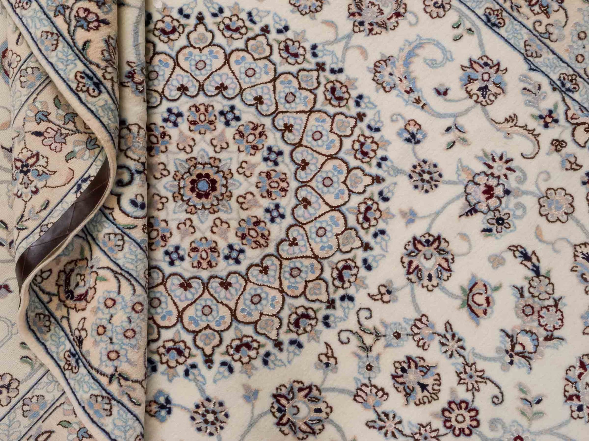 Handgeknüpfter Nain 9La Perserteppich von Khademi aus Wolle mit Seide, creme, weiß. Klassisches Medaillon-Design. Traditionell von Hand geknüpft in Iran / Persien. Größe: 258 cm x 164 cm. Teppichnummer: RB3-1092. Verkauf durch Jupiter Intl.