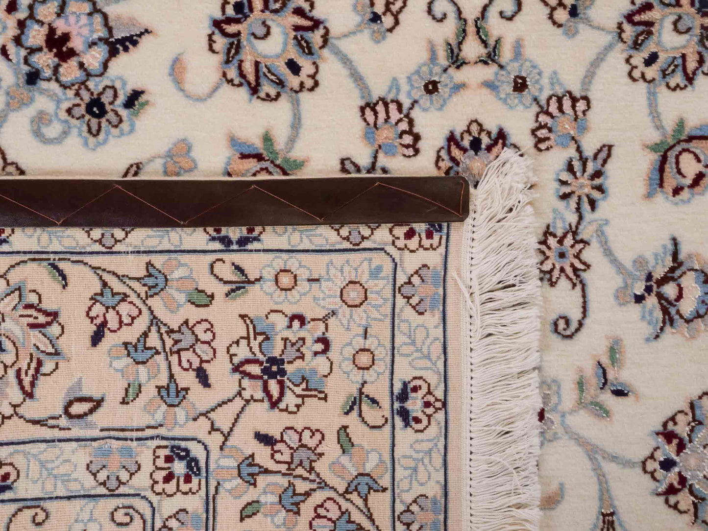 Handgeknüpfter Nain 9La Perserteppich von Khademi aus Wolle mit Seide, creme, weiß. Klassisches Medaillon-Design. Traditionell von Hand geknüpft in Iran / Persien. Größe: 258 cm x 164 cm. Teppichnummer: RB3-1092. Verkauf durch Jupiter Intl.
