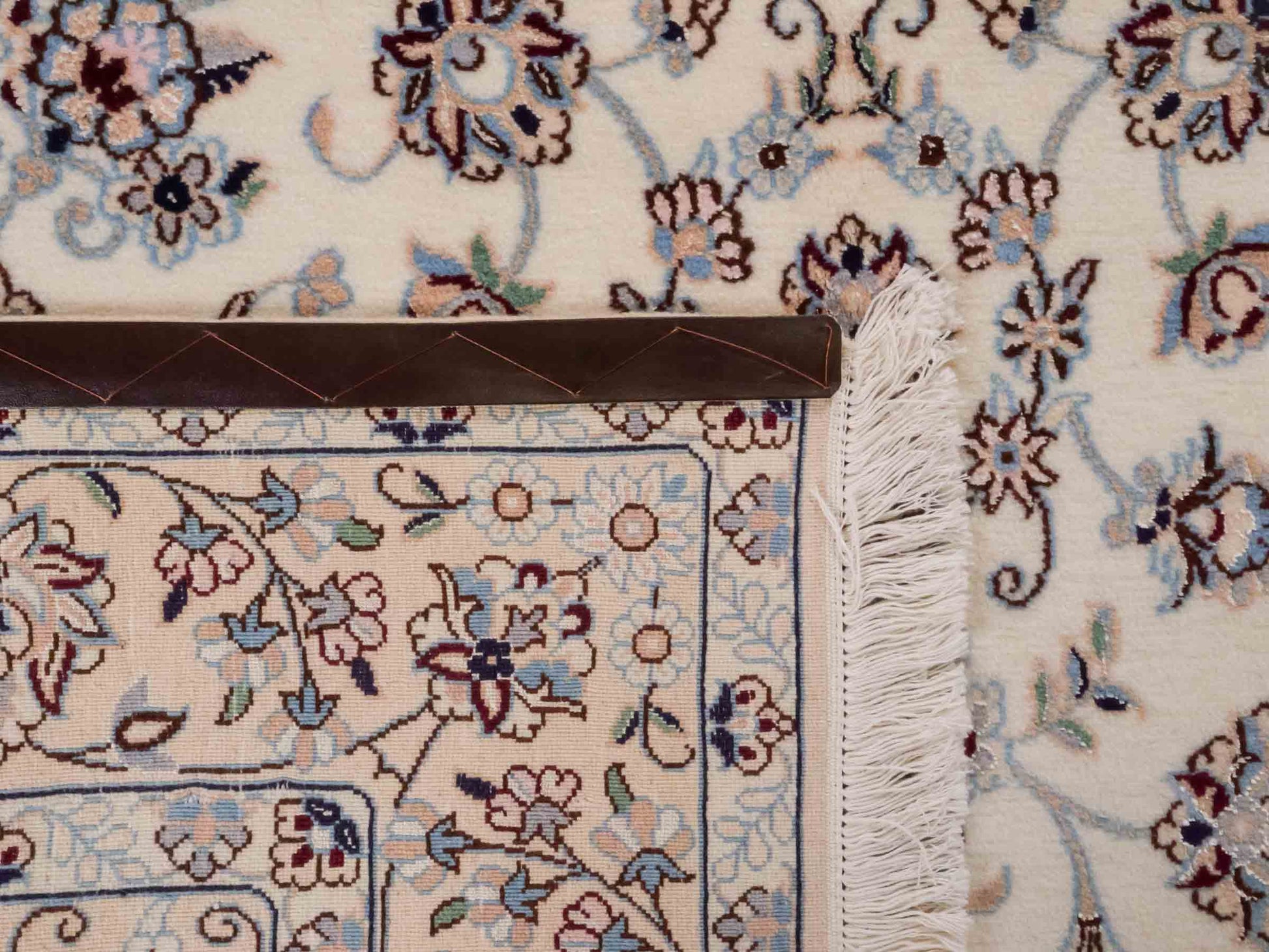 Handgeknüpfter Nain 9La Perserteppich von Khademi aus Wolle mit Seide, creme, weiß. Klassisches Medaillon-Design. Traditionell von Hand geknüpft in Iran / Persien. Größe: 258 cm x 164 cm. Teppichnummer: RB3-1092. Verkauf durch Jupiter Intl.
