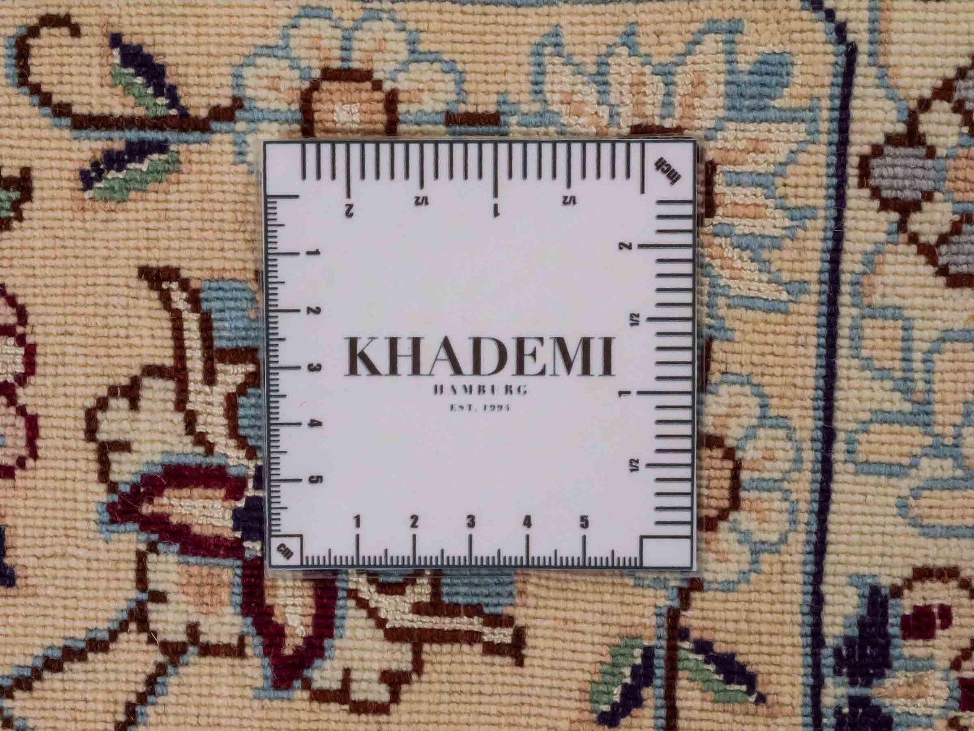 Handgeknüpfter Nain 9La Perserteppich von Khademi aus Wolle mit Seide, creme, weiß. Klassisches Medaillon-Design. Traditionell von Hand geknüpft in Iran / Persien. Größe: 258 cm x 164 cm. Teppichnummer: RB3-1092. Verkauf durch Jupiter Intl.