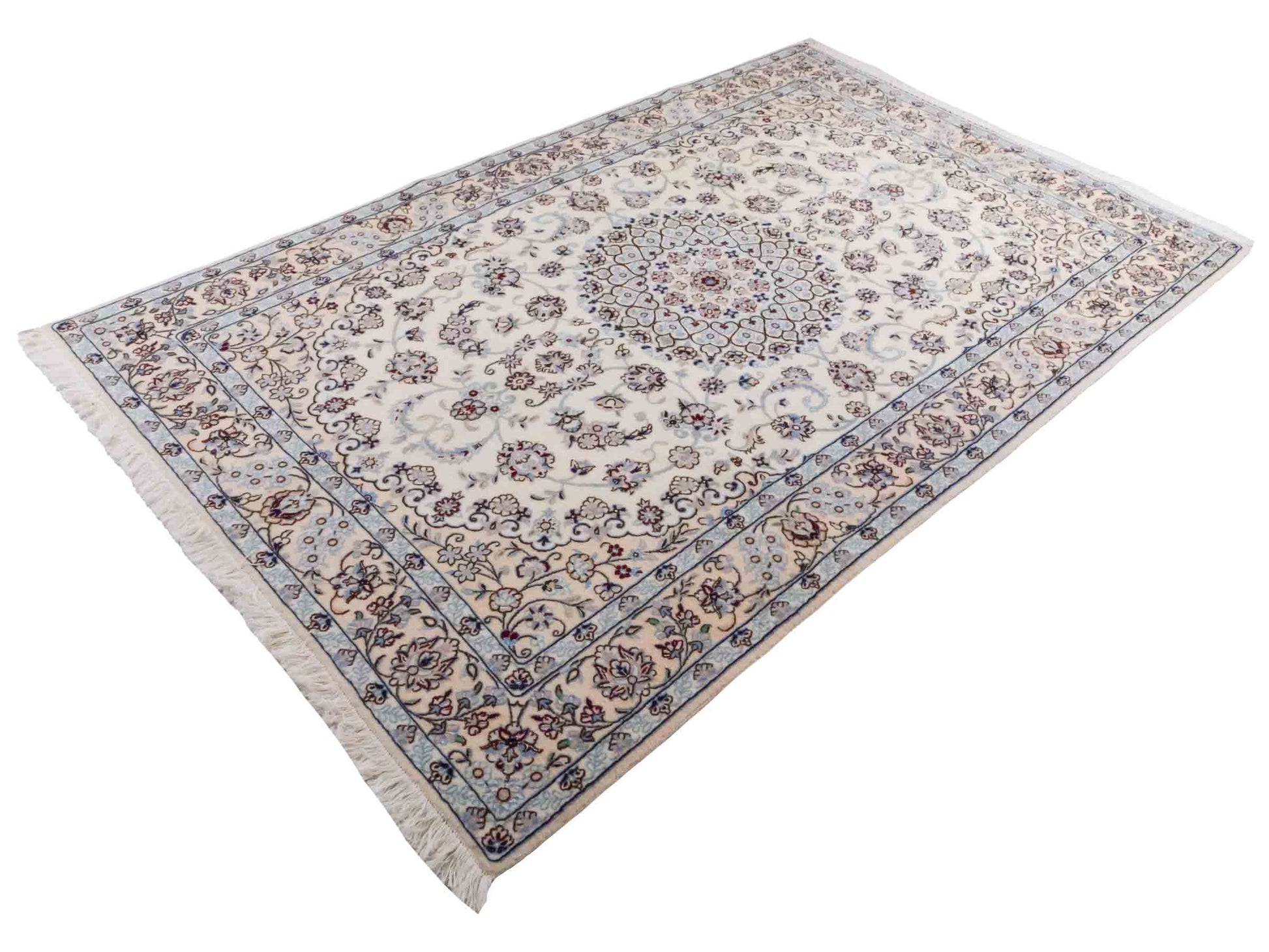 Handgeknüpfter Nain 9La Perserteppich von Khademi aus Wolle mit Seide, creme, weiß. Klassisches Medaillon-Design. Traditionell von Hand geknüpft in Iran / Persien. Größe: 258 cm x 164 cm. Teppichnummer: RB3-1092. Verkauf durch Jupiter Intl.