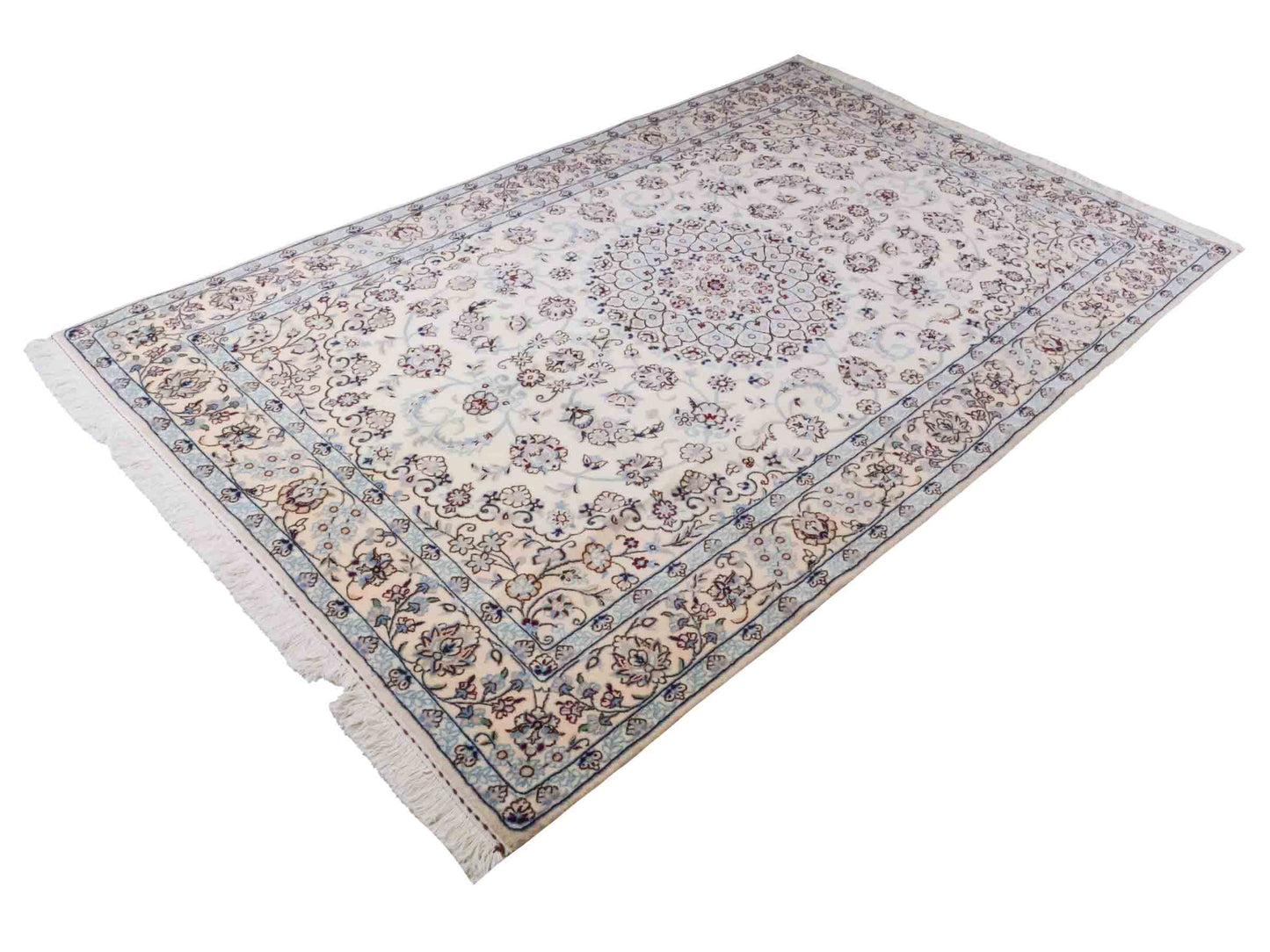 Handgeknüpfter Nain 9La Perserteppich von Khademi aus Wolle mit Seide, creme, weiß. Klassisches Medaillon-Design. Traditionell von Hand geknüpft in Iran / Persien. Größe: 258 cm x 164 cm. Teppichnummer: RB3-1092. Verkauf durch Jupiter Intl.