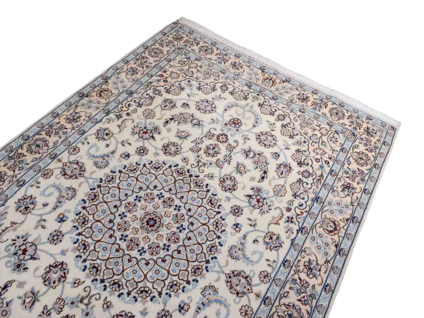 Handgeknüpfter Nain 9La Perserteppich von Khademi aus Wolle mit Seide, creme, weiß. Klassisches Medaillon-Design. Traditionell von Hand geknüpft in Iran / Persien. Größe: 258 cm x 164 cm. Teppichnummer: RB3-1092. Verkauf durch Jupiter Intl.